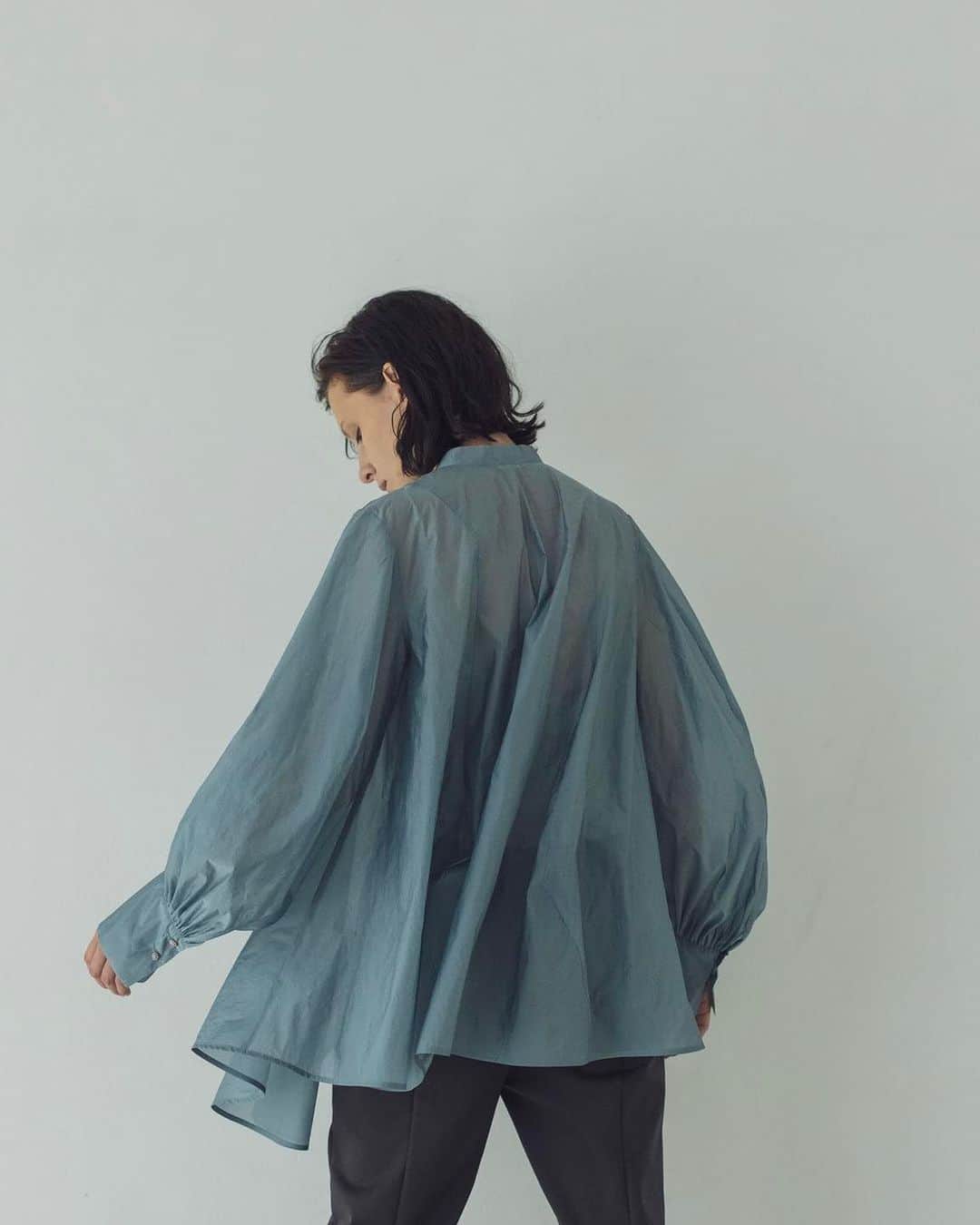 のインスタグラム：「. DRESSLAVE 2023 Pre Autumn START...  7.27(Thu) in STOCK   ☑︎ asymmetric pattern blouse Color : white / blue Price : ¥28,600  商品の詳細はオフィシャルオンラインストアよりご覧ください。  #DRESSLAVE #ドレスレイブ #2023 #2023aw  #autumn #fall #fashion #blouse #color #colorblouse #ブラウス #カラーブラウス #デザインブラウス #きれいめカジュアル #きれいめコーデ #オフィスカジュアル #ブルーシャツ #シャツコーデ」