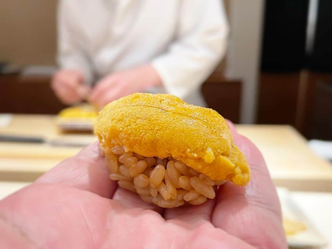 乾雅人のインスタグラム：「鮨 西崎@東北沢 艶が増す西崎さんの握り。 どこまで行くんやろかなぁ… @sushinishizaki  #鮨西崎」