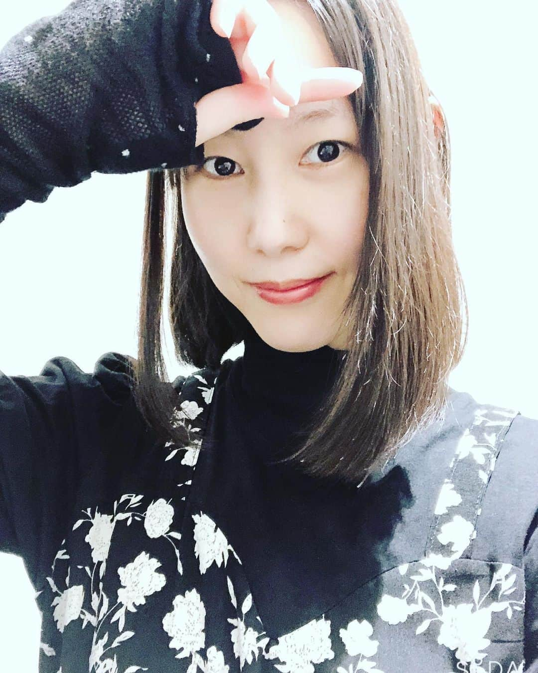 中嶋佳子さんのインスタグラム写真 - (中嶋佳子Instagram)「今日はこれからお仕事です。前回お仕事したクライアントさんからまた呼んでいただきました。嬉しい〜 昨日セリフがきたので夜な夜な練習。メイクさんついてるので身一つでいけばいいから、今朝も顔洗って朝ごはん食べてたらまたギリギリまで練習。笑 そして土曜日だけど主人が出張だったので子ども達どうするか四苦八苦したんですが、なんとか対応できてホッとしてます。よかったー . 早めについて涼み中。 夜までがんばろー . #中嶋佳子 #女優 #役者 #actor @yoshiko_world #japaneseactors  #夜まで  #男の子ママ #女の子ママ #姉弟ママ #撮影 #お仕事」7月22日 11時15分 - yoshiko.nakashima