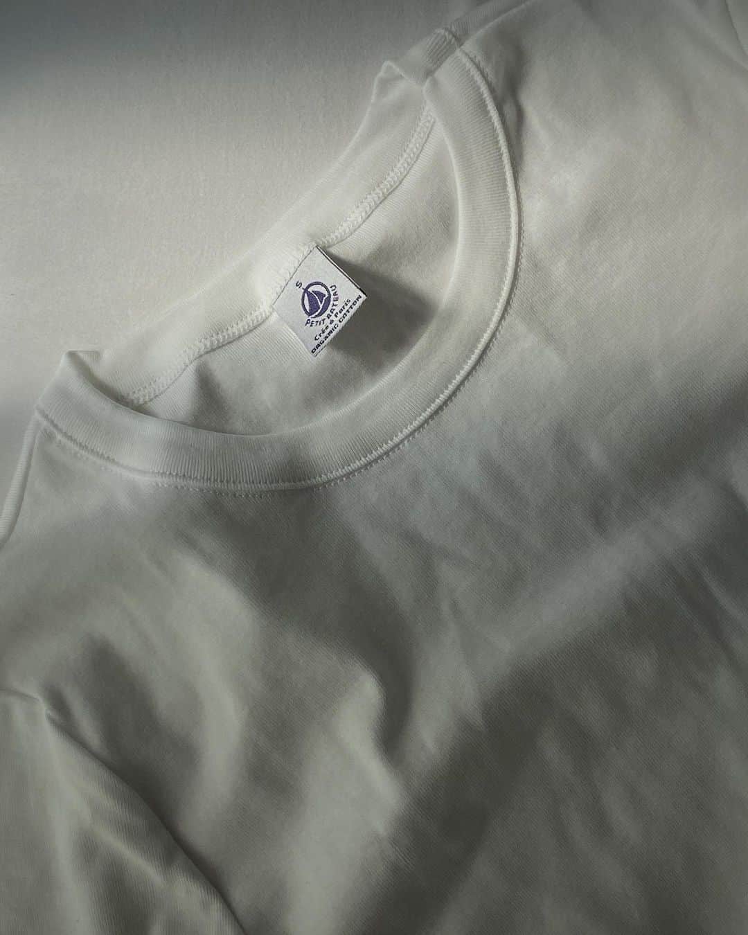 吉倉あおいのインスタグラム：「白Tって必須🤍 プチバトーのTシャツは形がかわいくって気持ちがいいの。  @petitbateau_jp #プチバトー#プチバトーt #まゆげ服」