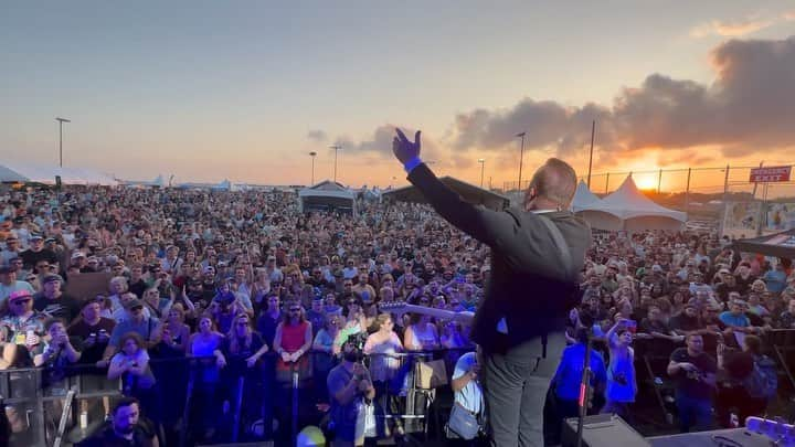 ジョン・フェルドマンのインスタグラム：「Thank all you 5000 Long Islanders for ROCKING tonight! That was SO FUN!! @goldfingermusic」