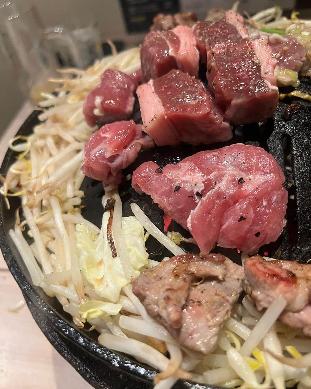 泉千尋さんのインスタグラム写真 - (泉千尋Instagram)「・  ジンギスカン♡🐏♡  @nakameguro_hitsuji   普段あまりラムはチョイスしないのだけど こちらのラム肉は 臭みなくて柔らかくて とても美味しかった☺️❤️❤️  ラム肉にはL-カルニチンが豊富に含まれているので ダイエット、脂肪燃焼効果も🙆‍♀️✨✨  ・ ・ ・ ・ ・  #中目黒ひつじ#ジンギスカン#中目黒グルメ #中目黒ジンギスカン中目黒ディナー #ラム#ラム肉#美味しいお店 #女子会#女子会ディナー #ヘルシーごはん #ダイエット#カルニチン#アンチエイジング#脂肪燃焼#モデル#ダイエット食事 #美味しいもの #ヘルシーご飯 #体型維持#tokyo#jingisukan #nakameguro #gourmet #healthyfood #healthylifestyle」7月22日 11時28分 - izumi.chihiro76