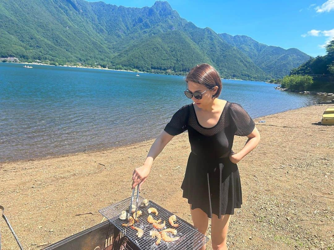 KONANのインスタグラム：「私のBBQスタイル❣️ . . なぜかいつも腰に手‼️笑 . . ずっと日陰にいたつもりが、背中が真っ赤に焼けました😂（確かに写真見ると日向にもガッツリおるわw） . . 初のテントサウナは110度まで上がり、めちゃ高温やた🔥 からの湖は綺麗な景色見ながら入れて最高でしたっ❣️ . . 自然ていーよな😍✨✨ . . #テントサウナ #湖 #西湖 #山梨県 #BBQ #野外サウナ #自然 #休日の過ごし方 #おでかけ #bbqlife #bbqstyle  #富士山の山頂に雪は無かった」