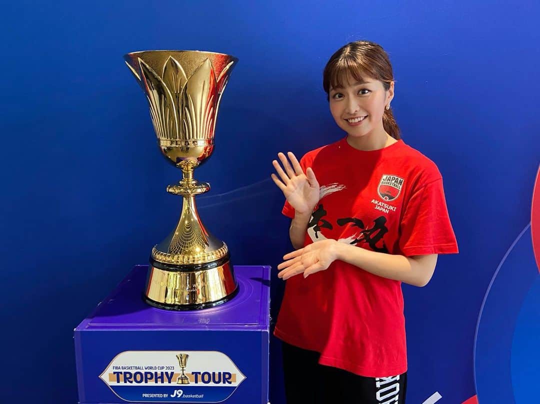 坂田茉世のインスタグラム：「FIBAバスケットボールワールドカップ が、いよいよ来月25日から開幕🏀それに伴って現在優勝トロフィーが世界中を旅しています💫7/19（水）には、優勝トロフィーがなんと福井駅にやって来ました🏆 当日限定の展示の様子を中継でお伝えしました〜！とにかく眩しいほどの輝きと、高さ60センチという大きさに驚きました☀️そして特別に許可をいただき、手袋をつけて持たせてもらいました…！が、ほぼ金でできているということで、かなりの重さ✨🥹あかつきジャパンのTシャツに書かれた「日本一丸」の文字通り、皆さんでバスケのワールドカップ盛り上げていきましょう！！！頑張れ日本！！！」