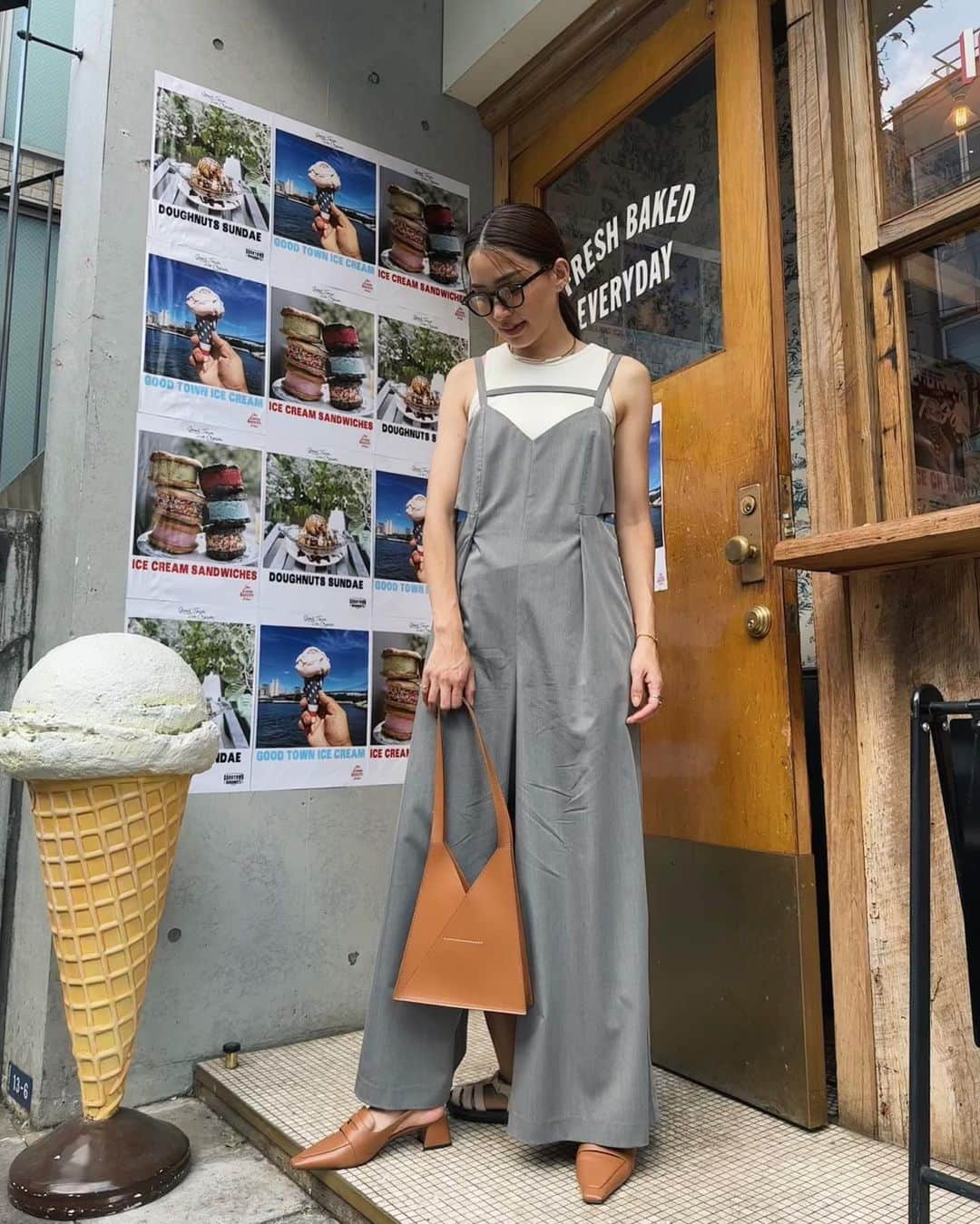 樽見麻緒のインスタグラム：「Outfit. 楽ちん&デザインがオシャレで着るだけでキマるオールインワン🥰 お気に入り💋 (そして寝起きすぐの息子😂) 最近更新頻度高め  #outfit#ootd#fashion#code#aulaaila#mom#cafe#原宿カフェ#アイス屋さん#男の子ママ#親子#洋服好き#ママコーデ#ママファッション#オールインワン#グレーコーデ#夏コーデ」