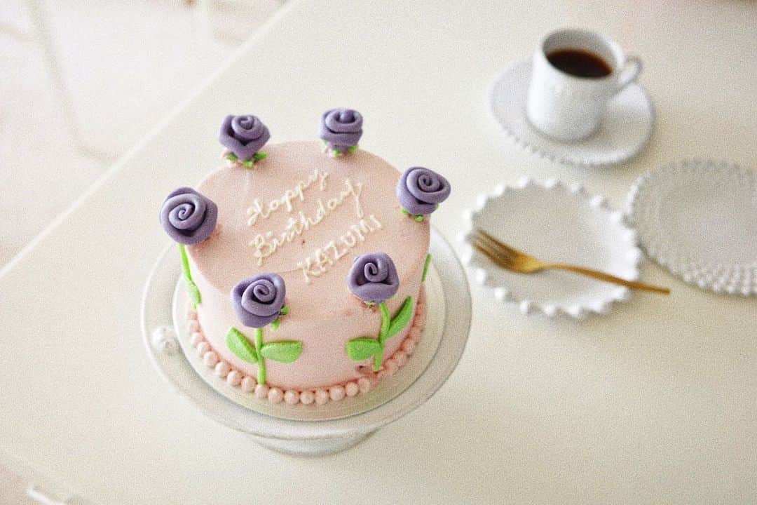 kazumiさんのインスタグラム写真 - (kazumiInstagram)「大好きなおふたりが @a.ishiiiii  @yokoyosh ✨ 早めの誕生日をお祝いしてくださった😭🎂🩷 う、う、うれしすぎる🥹💜  いつだってセンスの塊で尊敬😭 そして面白くて最高すぎるおふたり、、✨✨  頂いた @sweetch_cake  のケーキも 可愛いくて、可愛いくて、、🌹 大コーフン、、！！ 食べるのがもったいなくて しばし眺めてニヤニヤしていた🥹  お腹もいっぱい食べて飲んで 最高に幸せだった日🐓🤍  ありがたや×100🙇🏻‍♀️🙏✨✨✨」7月22日 11時24分 - kazumi0728