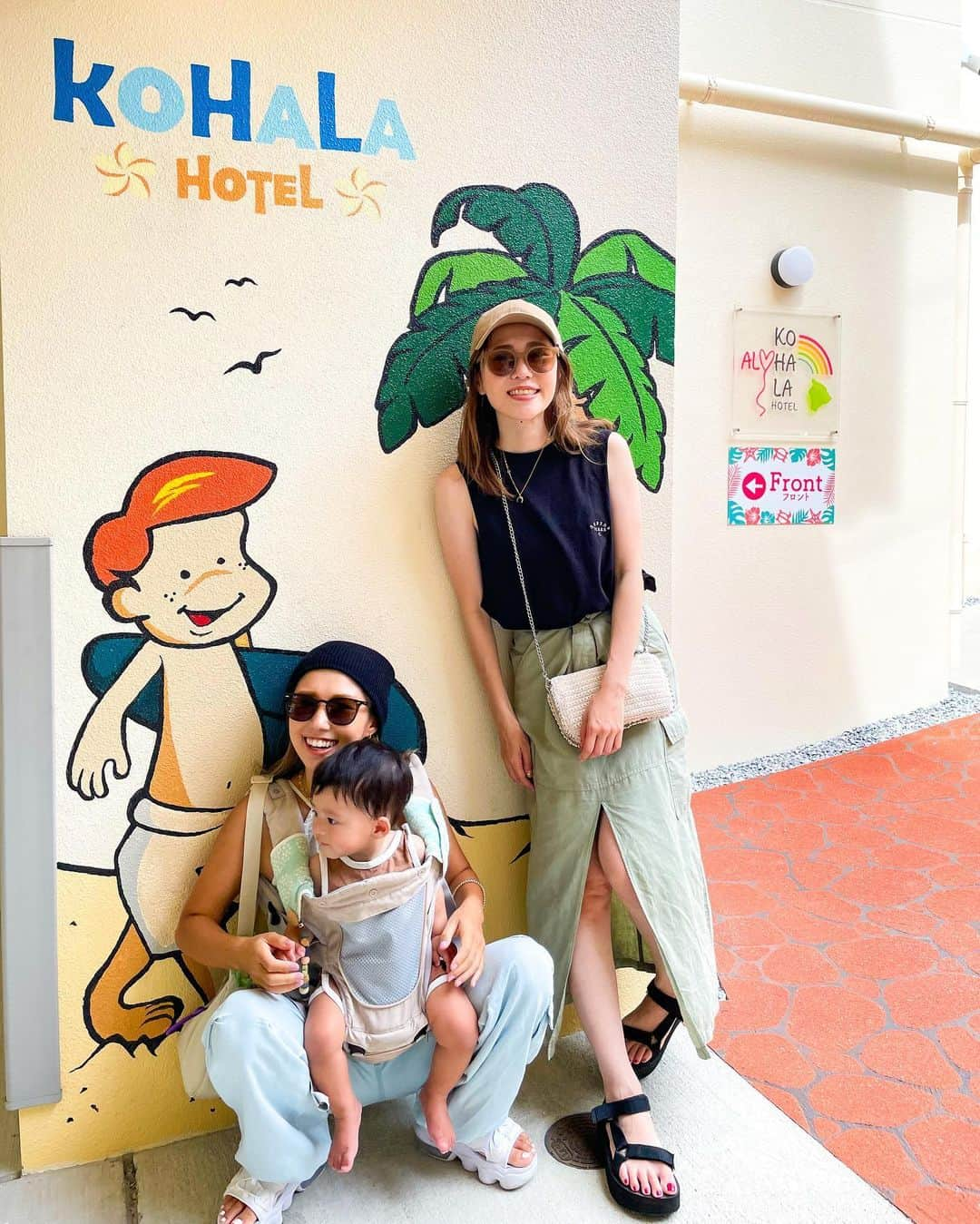 maakoさんのインスタグラム写真 - (maakoInstagram)「🌴子連れOKINAWA TRIP🌺 ⁡ 那覇ステイで子連れ沖縄旅行 まとめ५✍🏻📝 ⁡ ✔️宿泊ホテル🛏️ 那覇にある　@kohalahotelokinawa  まだ新しく設備も部屋もピカピカ✨ 部屋には洗濯機👕に乾燥機まである🧼👏 お風呂もトイレと完全別の🛁大きめで助かりました☺️🫶🏾 国際通りや飲食店も徒歩圏内🚶 宿泊費1泊5000円前後コスパ⭕💯️👌🏾 そしてオーナーの方、スタッフの方の ホスピタリティにも感動しました☺️🩵 また必ず会いに、泊まりに行きたい場所🏨 ⁡ ✔️アクティビティ🛟 沖縄本島南部にあるオーシャンベースへ🌊 @mibaru.2ks  グラスボート⛴️に乗ってお魚観察しながら🐠 到着した先は、海の真ん中にある小さな遊園地🎡 バナナボートやマーブル乗り放題😳✨ 釣りやシュノーケル🤿もできて お昼付き🥪1日遊べるプランもありました☀️ まだ息子にバナナボートは早かったので👦🏻🍌 大きくなったら必ずリベンジしにいく❣️ ⁡ ✔️アメリカンビレッジへ観光🌴🚌 那覇にあるHIS運営のLEA LEA LOUNGE OKINAWA @lealeaokinawa  キッズスペース完備🦕シーサー絵付体験や🎨 浮き輪やベビーカー自転車レンタル🚲も可能✨ こちらのラウンジから 往復1500円シャトルバス🚌に乗って 快適に北谷まで行ってきました🫶🏾😴🩵 1日約6便運行🚌 午前中から行って夕方までがっつり遊べます👌🏾 子供がいると慣れない道、慣れない車で🚙運転は ほんと母の心労がやばいよね🥹笑 バスで快適に北谷まで遊びに行けてほんとに良かった❣️ こんなのあるのもっと早く知りたかった🥹☀️ ⁡ 以上、那覇ステイの沖縄旅行🌴まとめでした५✍🏻🥰  #okinawa#沖縄旅行#子連れ沖縄#子連れ沖縄旅行 #PR」7月22日 11時24分 - maakomind