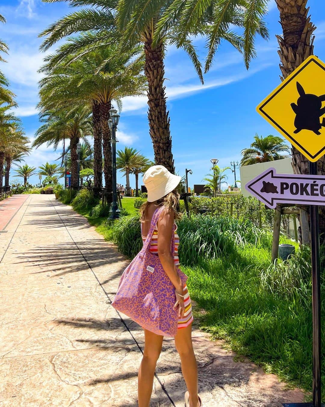 maakoのインスタグラム：「🌴子連れOKINAWA TRIP🌺 ⁡ 那覇ステイで子連れ沖縄旅行 まとめ५✍🏻📝 ⁡ ✔️宿泊ホテル🛏️ 那覇にある　@kohalahotelokinawa  まだ新しく設備も部屋もピカピカ✨ 部屋には洗濯機👕に乾燥機まである🧼👏 お風呂もトイレと完全別の🛁大きめで助かりました☺️🫶🏾 国際通りや飲食店も徒歩圏内🚶 宿泊費1泊5000円前後コスパ⭕💯️👌🏾 そしてオーナーの方、スタッフの方の ホスピタリティにも感動しました☺️🩵 また必ず会いに、泊まりに行きたい場所🏨 ⁡ ✔️アクティビティ🛟 沖縄本島南部にあるオーシャンベースへ🌊 @mibaru.2ks  グラスボート⛴️に乗ってお魚観察しながら🐠 到着した先は、海の真ん中にある小さな遊園地🎡 バナナボートやマーブル乗り放題😳✨ 釣りやシュノーケル🤿もできて お昼付き🥪1日遊べるプランもありました☀️ まだ息子にバナナボートは早かったので👦🏻🍌 大きくなったら必ずリベンジしにいく❣️ ⁡ ✔️アメリカンビレッジへ観光🌴🚌 那覇にあるHIS運営のLEA LEA LOUNGE OKINAWA @lealeaokinawa  キッズスペース完備🦕シーサー絵付体験や🎨 浮き輪やベビーカー自転車レンタル🚲も可能✨ こちらのラウンジから 往復1500円シャトルバス🚌に乗って 快適に北谷まで行ってきました🫶🏾😴🩵 1日約6便運行🚌 午前中から行って夕方までがっつり遊べます👌🏾 子供がいると慣れない道、慣れない車で🚙運転は ほんと母の心労がやばいよね🥹笑 バスで快適に北谷まで遊びに行けてほんとに良かった❣️ こんなのあるのもっと早く知りたかった🥹☀️ ⁡ 以上、那覇ステイの沖縄旅行🌴まとめでした५✍🏻🥰  #okinawa#沖縄旅行#子連れ沖縄#子連れ沖縄旅行 #PR」