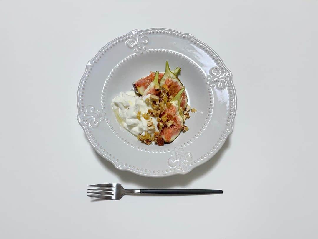 笹口直子さんのインスタグラム写真 - (笹口直子Instagram)「無花果とギリシャヨーグルト。 旬の無花果はこの時期たくさん食べたいフルーツの一つ。  美容にも体にもいいので、皮ごと食べてます☺️  #無花果 #朝ごはん #オーガニック野菜ソムリエ」7月22日 11時26分 - na.o.ko.16