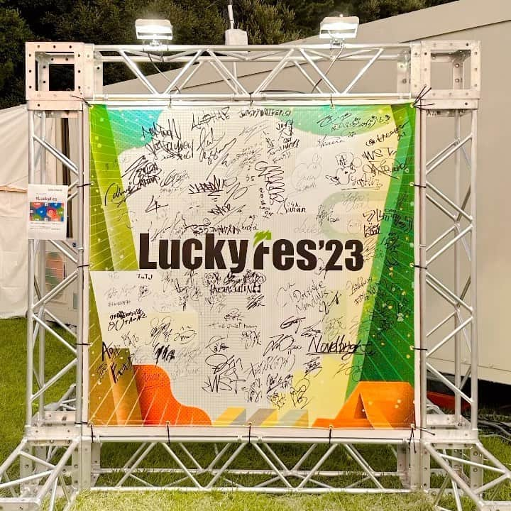 DJ DRAGONのインスタグラム：「LuckyFesサインボードがアーティストエリアにあります。 今回は出演した全ての方々に頂けました！! 完成するとARTみたいで素敵。 . . #luckyfes」