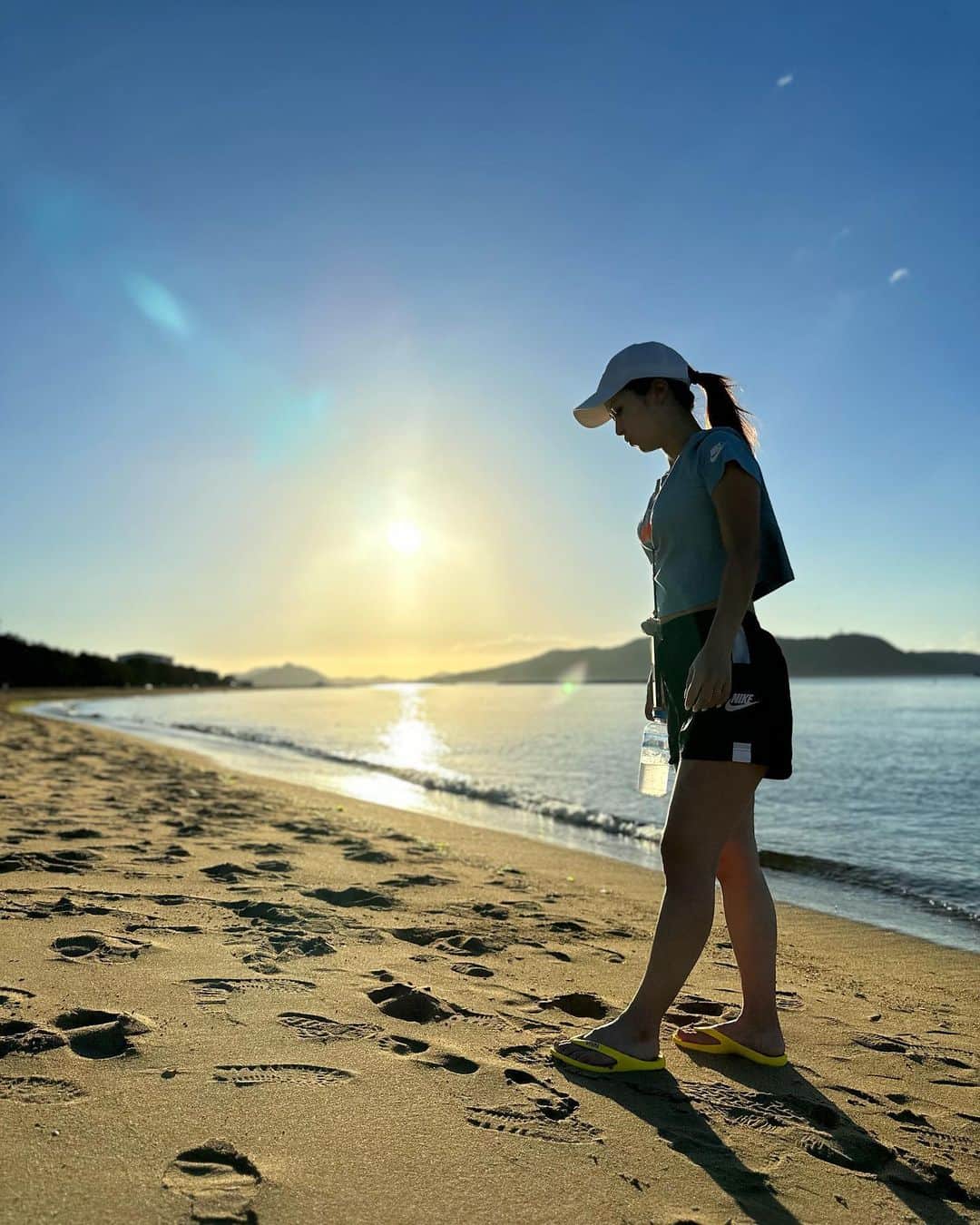 のインスタグラム：「夏やねー🌊🩵🤍🩵 海って一日中最高よね🥺✨」