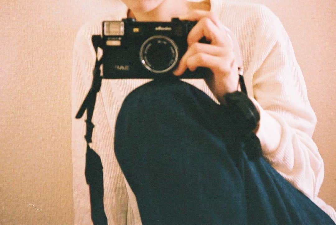 麻絵さんのインスタグラム写真 - (麻絵Instagram)「いつだかのあれこれ📷👟💐🌳📸 KANGOLのニットは、気付けば10年以上着ている。  #麻絵カメラ #フィルムカメラ」7月22日 11時37分 - asaesan