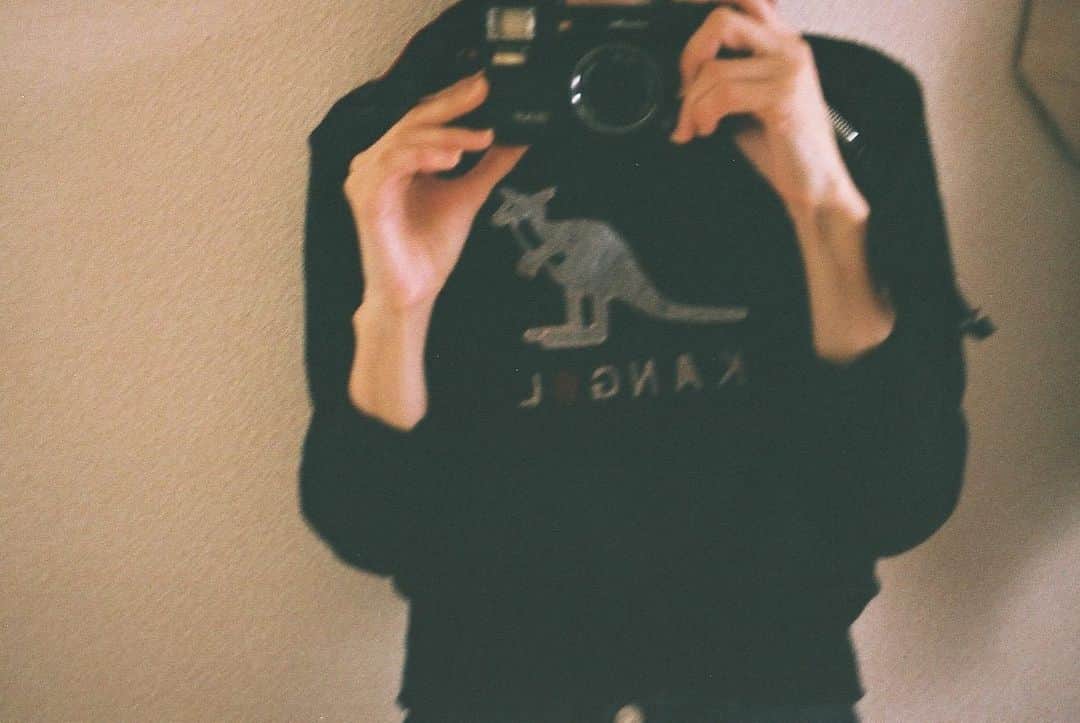 麻絵さんのインスタグラム写真 - (麻絵Instagram)「いつだかのあれこれ📷👟💐🌳📸 KANGOLのニットは、気付けば10年以上着ている。  #麻絵カメラ #フィルムカメラ」7月22日 11時37分 - asaesan
