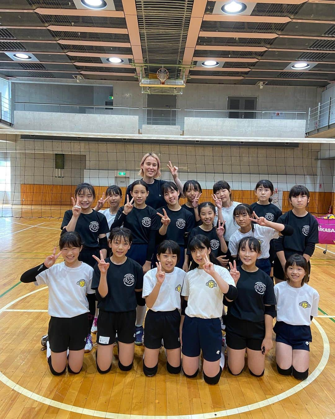 大山未希のインスタグラム：「🏐  小学生のチームのみんなと！  監督が新しいことにチャレンジ しようとしていることもあり アドバイスさせてもらいました！！  直後の試合で格上相手にセットを取ったり いい試合ができた！ と嬉しい感想をいただきました😄  何か特別なことをしたわけでもないし 1日やっただけで大幅に変わるか…は 正直わかりません。  でも【迷い】を取りのぞいてあげられたことが いちばんよかったとのことでした。  頑張るみんなのお手伝いができるよう これからも呼ばれたところには 飛んでいきます〜🩵  #バレー教室 #バレーボール #小学生バレー ↓」