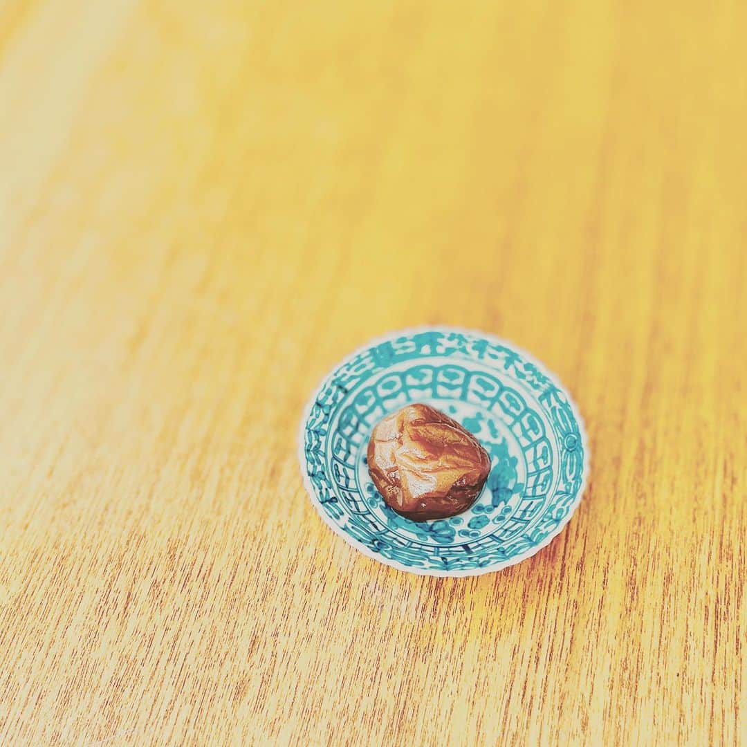 KIKIのインスタグラム：「梅  シロップを作ったあとのしわしわになった梅 使い道を悩んでいる方が思いの外たくさんいらして 共感してもらえてうれしかったです🥹  うちの梅のその後は 写真のもので20日ぐらい経って 見違えるようにふっくら感が戻りました！ 皮も柔らかくなって おいしい〜 すっぱしょっぱいけど 甘さもある お茶請けにぴったり🧡  作り方は伝聞レシピなので あくまでの参考程度に！  生梅の状態で1kgの梅（うちは干からびた梅で15粒くらい これも適当） 水300ml 塩30g  これらをチャック付きの保存袋に入れて 冷蔵庫でひと月後から食べごろ と聞いたけれど 待てずに3日後くらいからちょこちょこ食べていました 個人的にはひと月待たなくてもいいのではないかなと〜 書いていたら また食べたくなってきた😋」