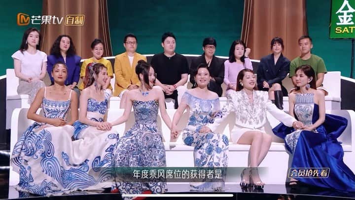 Chi Puのインスタグラム：「Chi đã rất xúc động và vinh dự khi được giới thiệu bản thân một lần nữa vào thời khắc ý nghĩa này. Xin chào, tôi là Chi Pu. Tôi đến từ Việt Nam !   Chi vẫn nhớ ngày đầu đến với Đạp Gió, mọi thứ với Chi thật sự mới mẻ. Hào hứng có, mà lo lắng, áp lực cũng có. Nhưng nhờ sự chia sẻ, động viên, chăm sóc của các tỷ, cùng rất nhiều yêu thương từ mọi người, Chi đã có những ngày tháng tuyệt vời nhất ở Đạp Gió 2023. Đối với Chi, đây không phải là một cuộc thi, mà đây chính ngôi nhà thứ 2 đầy ắp tình yêu, tiếng cười, san sẻ mọi vui buồn, là nơi chúng ta thể hiện tinh thần làm việc chăm chỉ, lòng dũng cảm, sự kiên trì, dìu nhau vượt qua từng thử thách . Cảm ơn tất cả chúng ta, đã cùng nhau tạo nên một hành trình khó quên!  - Cảm ơn Đạp Gió đã mang đến cho Chi một sân chơi tuyệt vời - Cảm ơn team Chi Pu - GOM entertainment đã luôn sát cánh - Cảm ơn gia đình, bạn bè đã luôn ủng hộ tinh thần từ phương xa - Cảm ơn những người hâm mộ đã luôn tin tưởng và dành thật nhiều tình cảm cho Chi. I know I’m not perfect but I always do my best to be better. Thank you for counting on me.   This is the most meaningful gift for my beautiful 30. I love you all, thank you.」