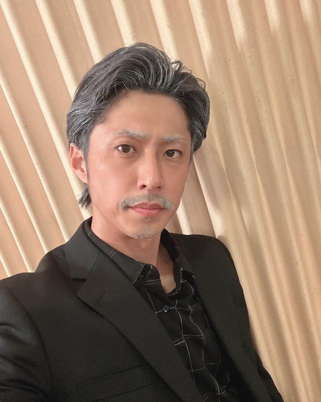小笠原健のインスタグラム：「舞台 1993バンバンクラブ 昨夜、開幕しました！  おじいちゃん役がんばってます♡  今朝、右耳の激痛で目が覚めて 右耳から音が聞こえない事態。 突発性の難聴かと思って めちゃくちゃ焦ったけど 病院行ったら中耳炎だった。  もう若くないので 身体を労わりながら 千秋楽まで頑張ります♡」