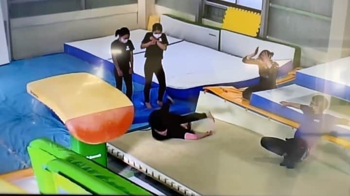 平岩優奈のインスタグラム：「いつかのわかな🤣 これで無傷の最強の女 #体張りすぎ #落ちる瞬間 #全てを諦めてる笑 #今日もわかなは元気です」