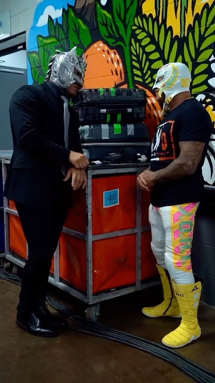 レイ・ミステリオ・ジュニアのインスタグラム：「@619iamlucha & @dragonlee95oficial met backstage at #SmackDown tonight!」