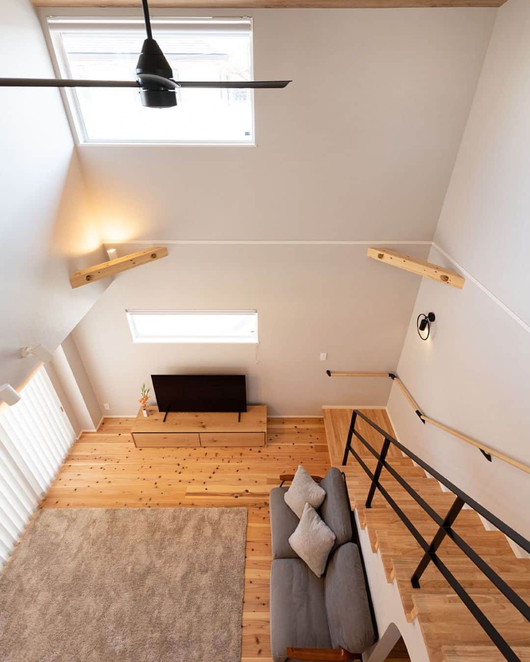 デザオ建設さんのインスタグラム写真 - (デザオ建設Instagram)「リビング🛋️ 天井が高い吹き抜けのリビングです✨ 開放感があり高窓からは外の光が差し込みます とっても居心地の良さそうなリビングです😌 ⁡ 階段下の空間は収納として利用できる 空間を有効活用しています🙆‍♀️ ⁡ ⁡ ※モデルハウス展示場予約は、 　@dezao_kensetsuのURLに 　とんでいただき、「イベント予約」から 　お待ちしております🏠 ⁡ #注文住宅 #マイホーム #インテリア #新築  #リフォーム #リノベーション #家 #住宅 #interior #デザオ建設 #工務店 #一軒家 #日々 #マイホーム記録 #暮らし #リビング #おうち #リビング #LDK #リビングインテリア #吹き抜け #高窓 #リビング照明 #ソファ #リビング階段 #階段下 #シーリングファン #リビング床 #無垢床 #テレビ台」7月22日 12時00分 - dezao_kensetsu