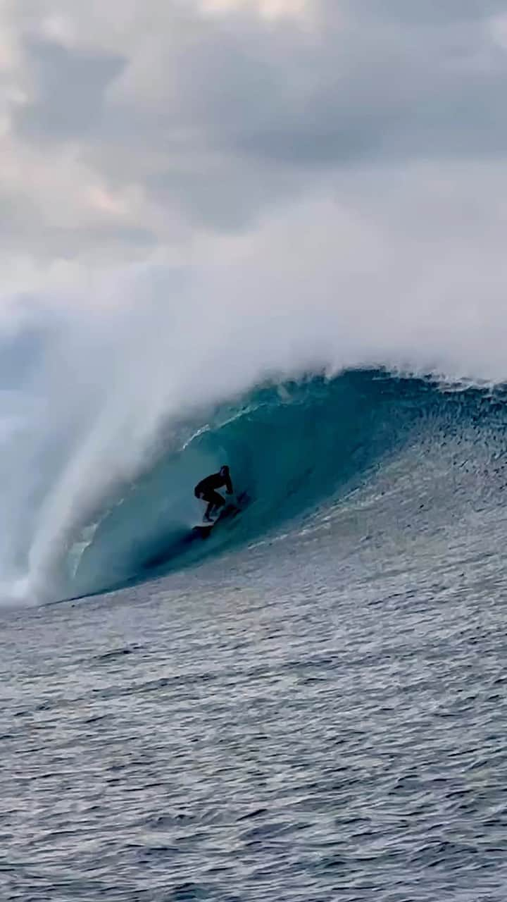 surflineのインスタグラム：「The month of May was magic. It was south swell after south swell for week’s on end. We asked Puerto Escondido photographer, @moralesedwin , to keep a swell journal. Here’s what he documented for the Mexican Pipeline.   May 5th - 2-4 feet fair May 6th 4-6 foot good May 10th 3-5 foot fair May 11th 8 - 10 foot closed out May 12th 6 foot fair May 13th 6-8 foot good May 14th 8-10 foot epic May 15th 8-10 foot fair May 16th 10-12 foot closed out May 17th XXL Good May 18th XL epic tube fest May 20th 8-10 good May 21st 10-12 epic A-frames May 22nd 8-10 good A-frames May 23rd -25th windy May 26th 6 foot clean conditions May 27th 6-8 foot fair to good May 28th 10-12 Epic A-frames May 29th 8-10 foot clean and perfect tube fest May 30th 6 foot solid epic May 31st 2-4 foot clean June 2nd - 4th 4-6 foot poor windy conditions June 5th 6-8 foot fair June 6th 10-12 foot occ. 15 foot epic conditions June 7th 8 foot clean  Pretty incredible Dream Run, huh?  Watch Magic May at the link in our bio.」