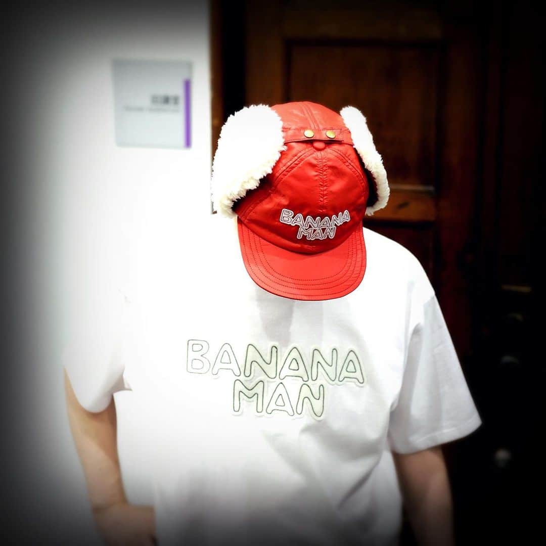 バナナマンさんのインスタグラム写真 - (バナナマンInstagram)「. 【着用アイテム】  設楽 ・ボアCAP　color：RED　size : F （アジャスター調整可） ・T-シャツ　BANANAMAN TEE　color:WHT　size：M  日村 ・ボアCAP　color：WHT　size : F （アジャスター調整可） ・T-シャツ　BANANAMAN TEE　color:NVY　size：L  #bananaman #bananamangoods  #bananamanlive #バナナマン #バナナマンライブ #bananamanliveO #バナナマングッズ」7月22日 12時01分 - bananaman_goods_official