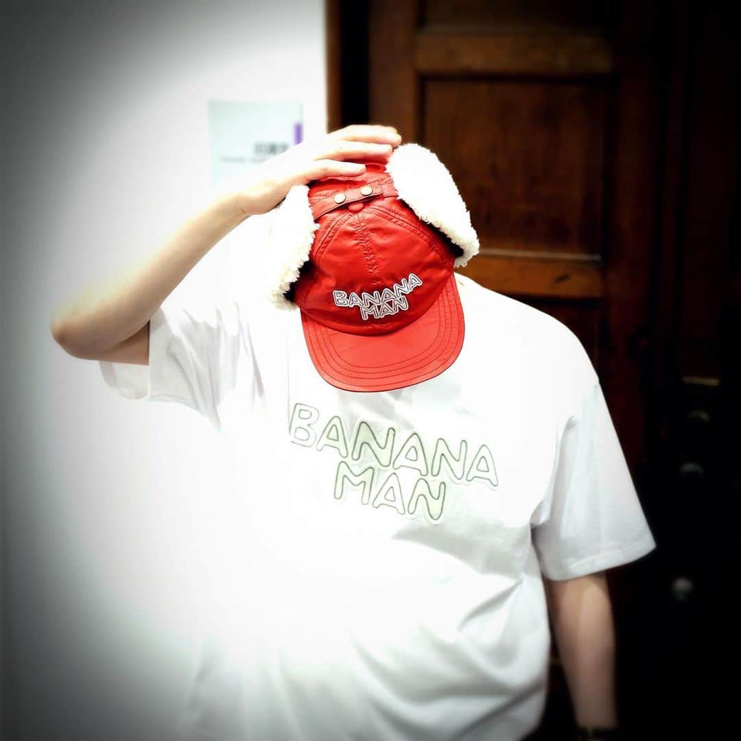 バナナマンさんのインスタグラム写真 - (バナナマンInstagram)「. 【着用アイテム】  設楽 ・ボアCAP　color：RED　size : F （アジャスター調整可） ・T-シャツ　BANANAMAN TEE　color:WHT　size：M  日村 ・ボアCAP　color：WHT　size : F （アジャスター調整可） ・T-シャツ　BANANAMAN TEE　color:NVY　size：L  #bananaman #bananamangoods  #bananamanlive #バナナマン #バナナマンライブ #bananamanliveO #バナナマングッズ」7月22日 12時01分 - bananaman_goods_official