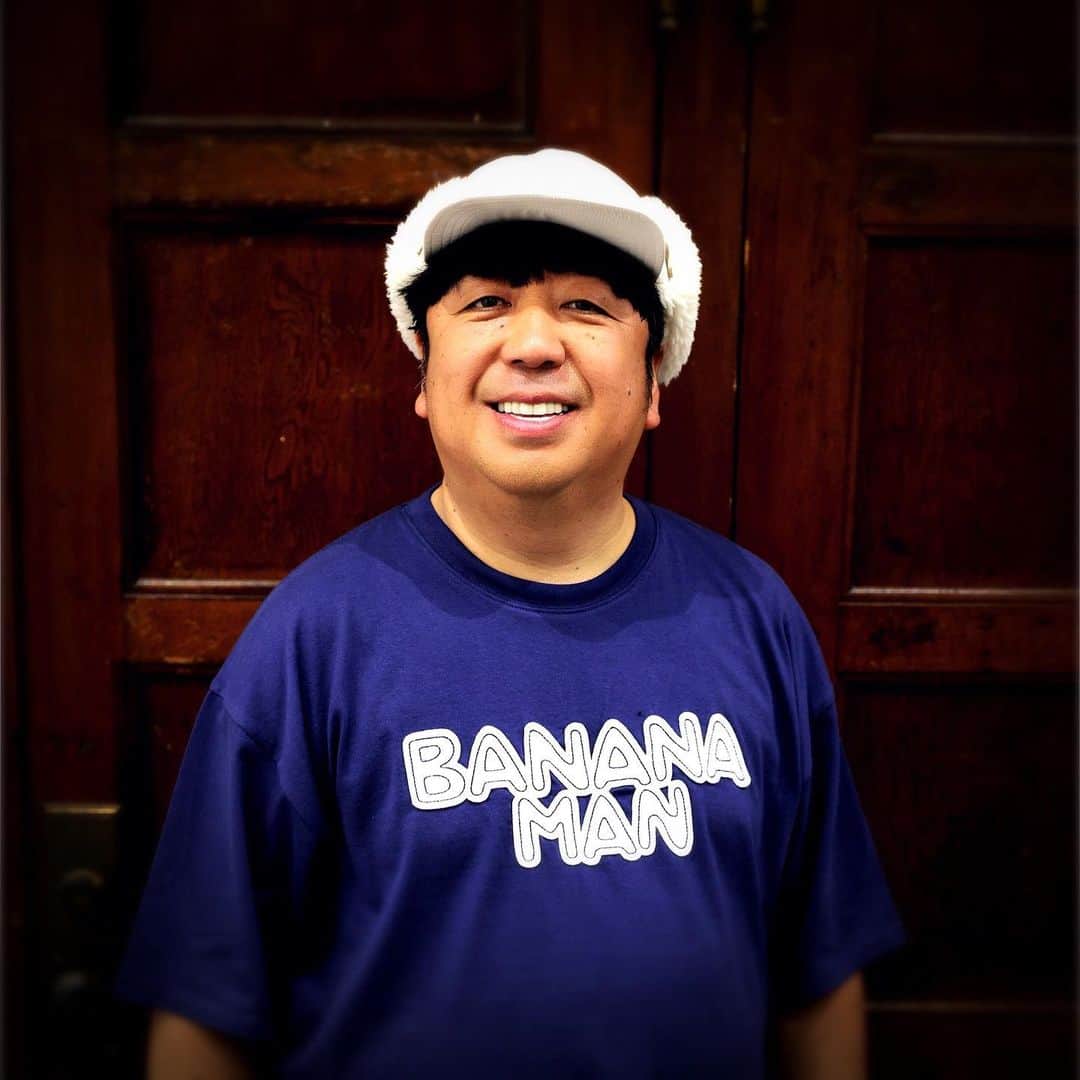 バナナマンさんのインスタグラム写真 - (バナナマンInstagram)「. 【着用アイテム】  設楽 ・ボアCAP　color：RED　size : F （アジャスター調整可） ・T-シャツ　BANANAMAN TEE　color:WHT　size：M  日村 ・ボアCAP　color：WHT　size : F （アジャスター調整可） ・T-シャツ　BANANAMAN TEE　color:NVY　size：L  #bananaman #bananamangoods  #bananamanlive #バナナマン #バナナマンライブ #bananamanliveO #バナナマングッズ」7月22日 12時01分 - bananaman_goods_official