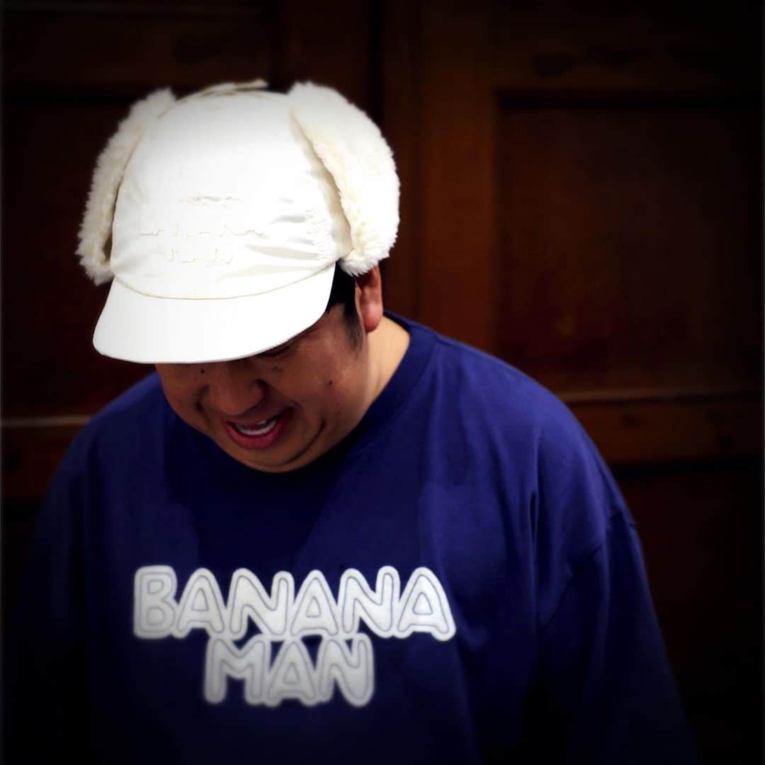 バナナマンさんのインスタグラム写真 - (バナナマンInstagram)「. 【着用アイテム】  設楽 ・ボアCAP　color：RED　size : F （アジャスター調整可） ・T-シャツ　BANANAMAN TEE　color:WHT　size：M  日村 ・ボアCAP　color：WHT　size : F （アジャスター調整可） ・T-シャツ　BANANAMAN TEE　color:NVY　size：L  #bananaman #bananamangoods  #bananamanlive #バナナマン #バナナマンライブ #bananamanliveO #バナナマングッズ」7月22日 12時01分 - bananaman_goods_official