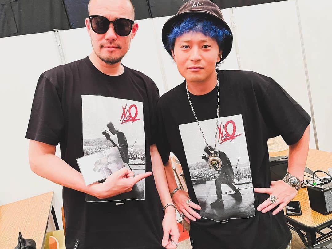 青木カズローのインスタグラム：「いい出来です☺️ @kentauesugi   本日と明日はSUPER BEAVER、コニファーフォレスト野外ワンマンライブの殺影です。  今日はこのTシャツで撮ります。 #写殺」
