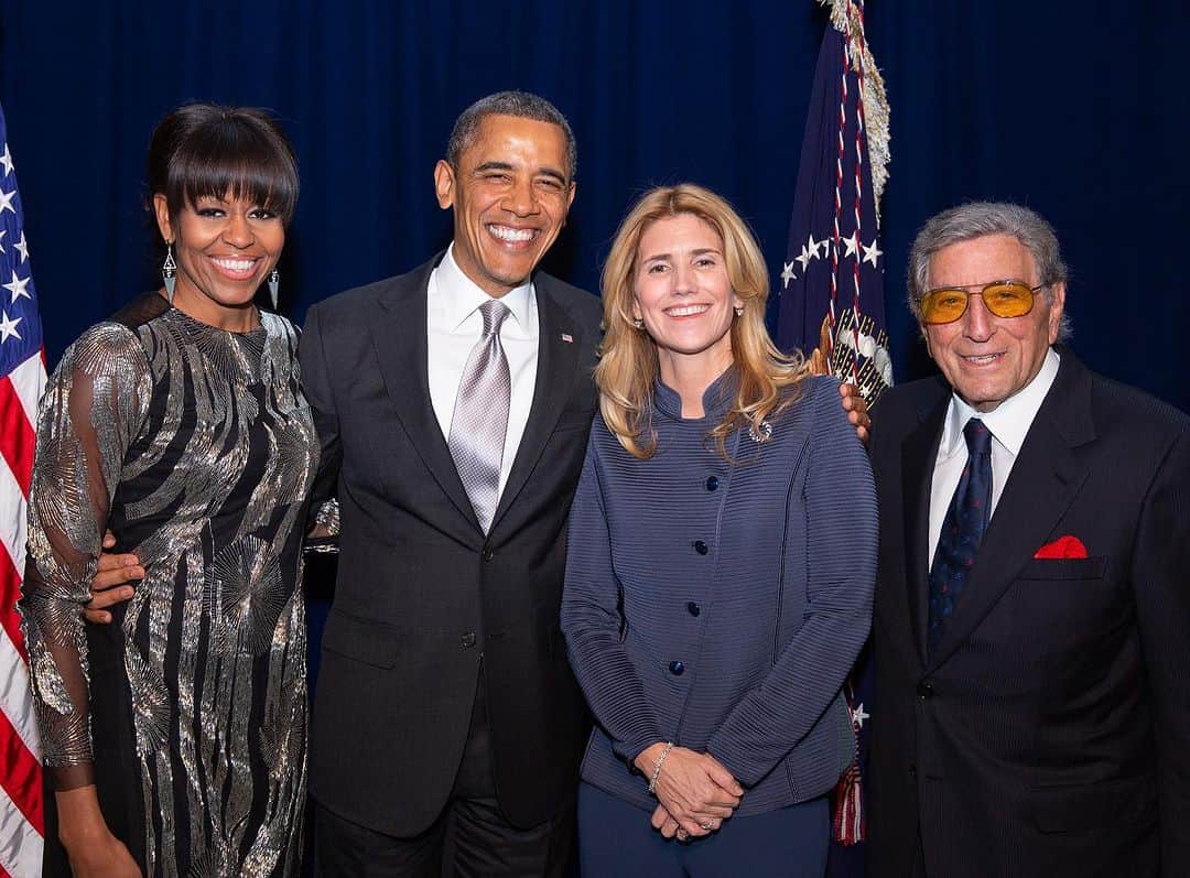 Barack Obamaのインスタグラム：「Tony Bennett was an iconic songwriter and entertainer who charmed generations of fans. He was also a good man—Michelle and I will always be honored that he performed at my inauguration. We're thinking of his wife Susan, his kids, and everyone who is missing him today.」