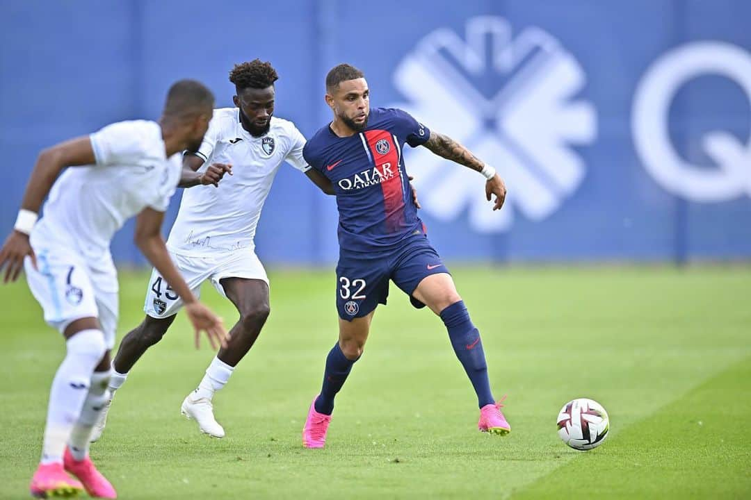 ライヴィン・クルザワさんのインスタグラム写真 - (ライヴィン・クルザワInstagram)「Toujours une  fierté de porter ce maillot 🔴🔵 #presaison @psg」7月22日 3時05分 - kurzawa