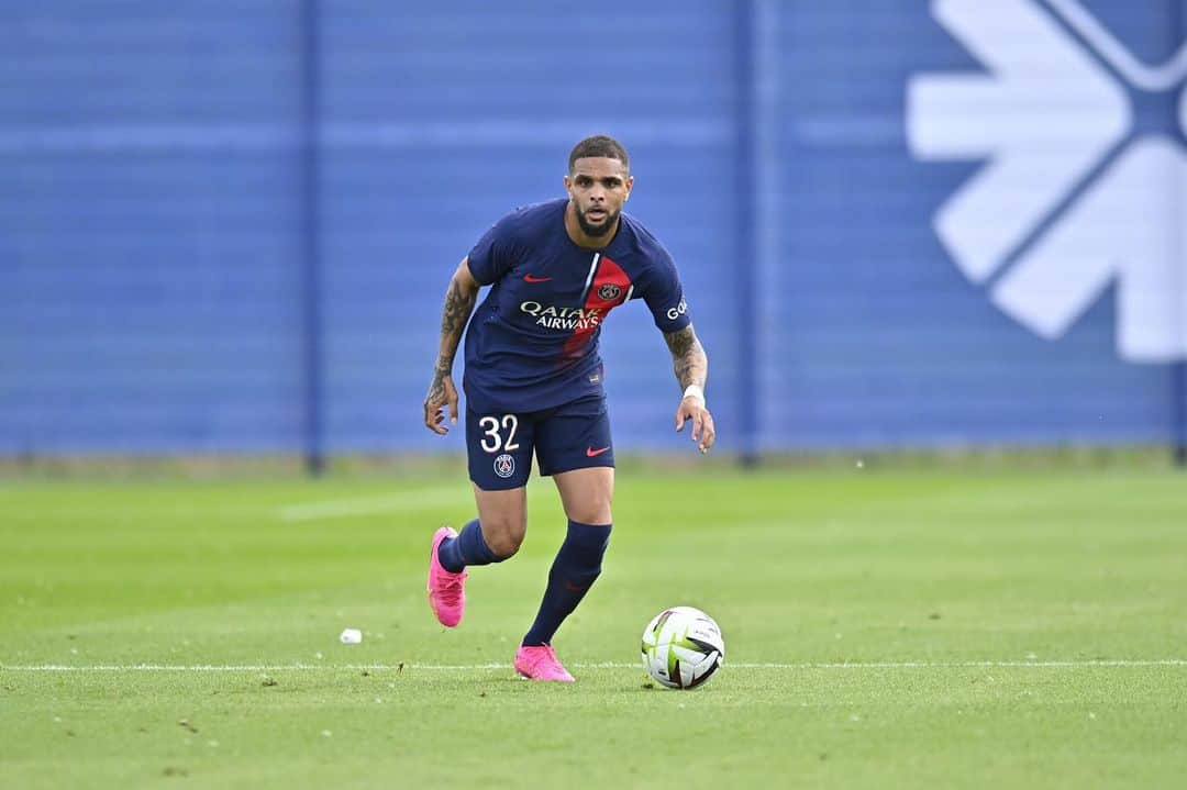 ライヴィン・クルザワのインスタグラム：「Toujours une  fierté de porter ce maillot 🔴🔵 #presaison @psg」