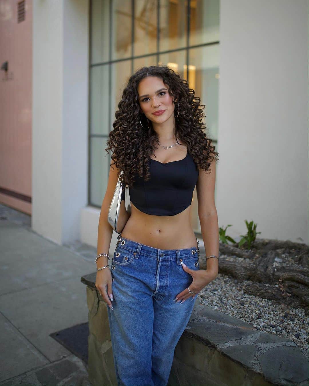 マディソン・ペティスのインスタグラム：「Is that @vspink?… of corset is!  #pinkpartner」