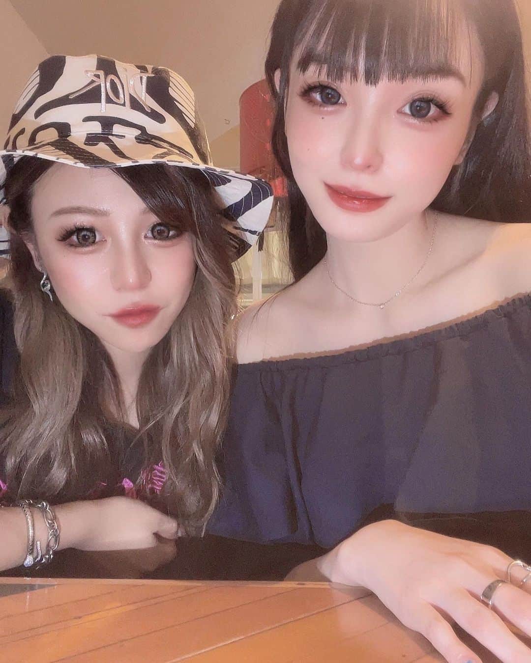 りこぴのインスタグラム：「すーちゃん待ちでらーちゃんとパシャリ📸 結果すーちゃんの写真全然ないのが後悔です🤦🏼‍♀️ 2人ともありがとう🥰🤝🏼🥰 #友達 #仲間 #女子会 #誕生会 #地元 #仙台 #国分町 #宮城 #ギャル #ギャル神様 #ギャルの惑星 #Dior #ガルフィー」
