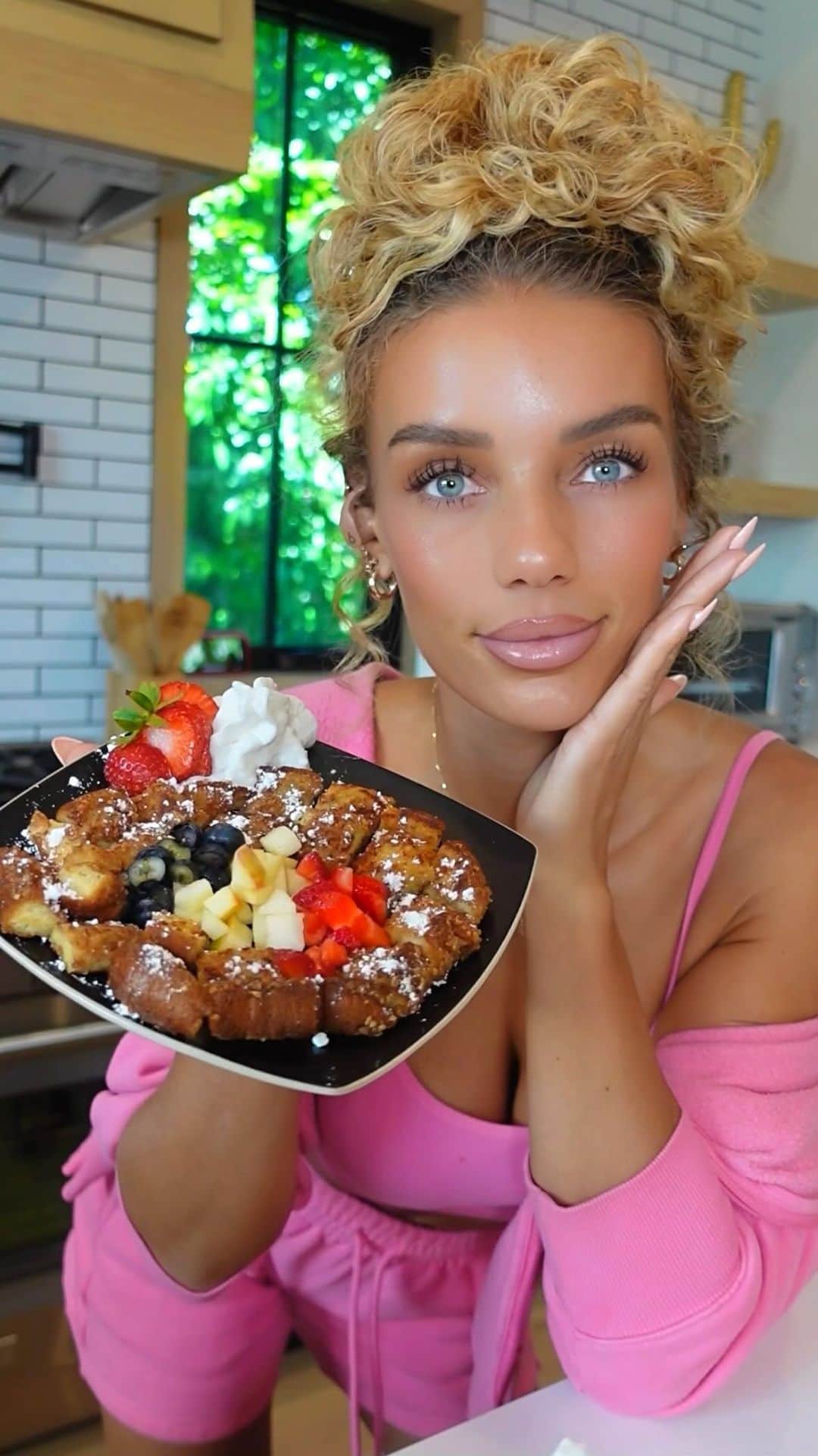 Jena Frumesのインスタグラム：「A sweet breakfast for @jasonking 🫶🏽 I love making this cinnamon toast French toast! It’s my first time making it for a little man. You just crush up the cinnamon toast crunch and make the French toast as normal I suggest using extra butter to make sure that the cinnamon toast crunch doesn’t burn🥰 there is a lot of sugar in this breakfast so it’s deff a treat🍭🧁  For best result use brioche bread 🍞 •Crack 2 Eggs •Add Splash Of Almond Milk •Add teaspoon of cinnamon  •Table Spoon of cinnamon sugar because I’m extra •Crush Your Cinnamon Toast Crunch •Dip Bread in Egg Wash Then Into The Crunchies✨ •Make Sure Your Griddle Has A Lot  of Butter So You Don’t Burn The Cereal  •Once cooked I like to add fresh fruit & powdered sugar honestly, the sugar was for aesthetic purposes, because there was enough sugar in this!🤣✨ ENJOY!」