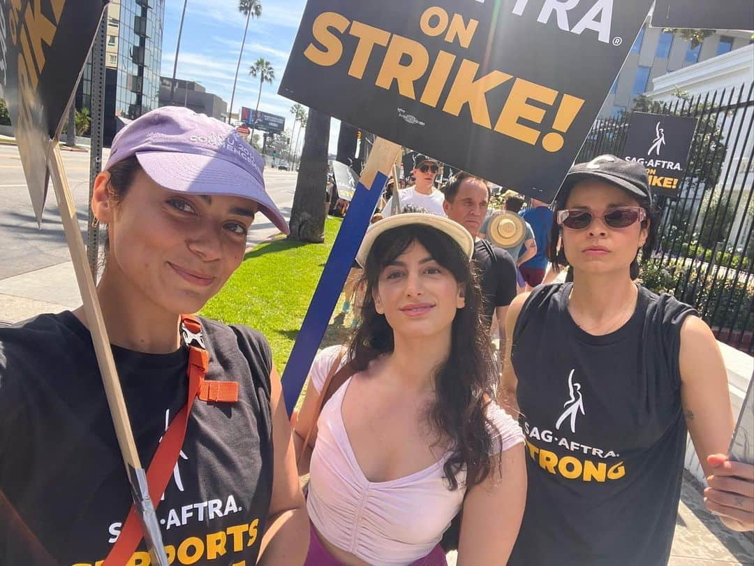 ロレンザ・イゾさんのインスタグラム写真 - (ロレンザ・イゾInstagram)「Mornings are for picketing #sagaftra @sagaftra @wgawest」7月22日 3時31分 - lorenzaizzo