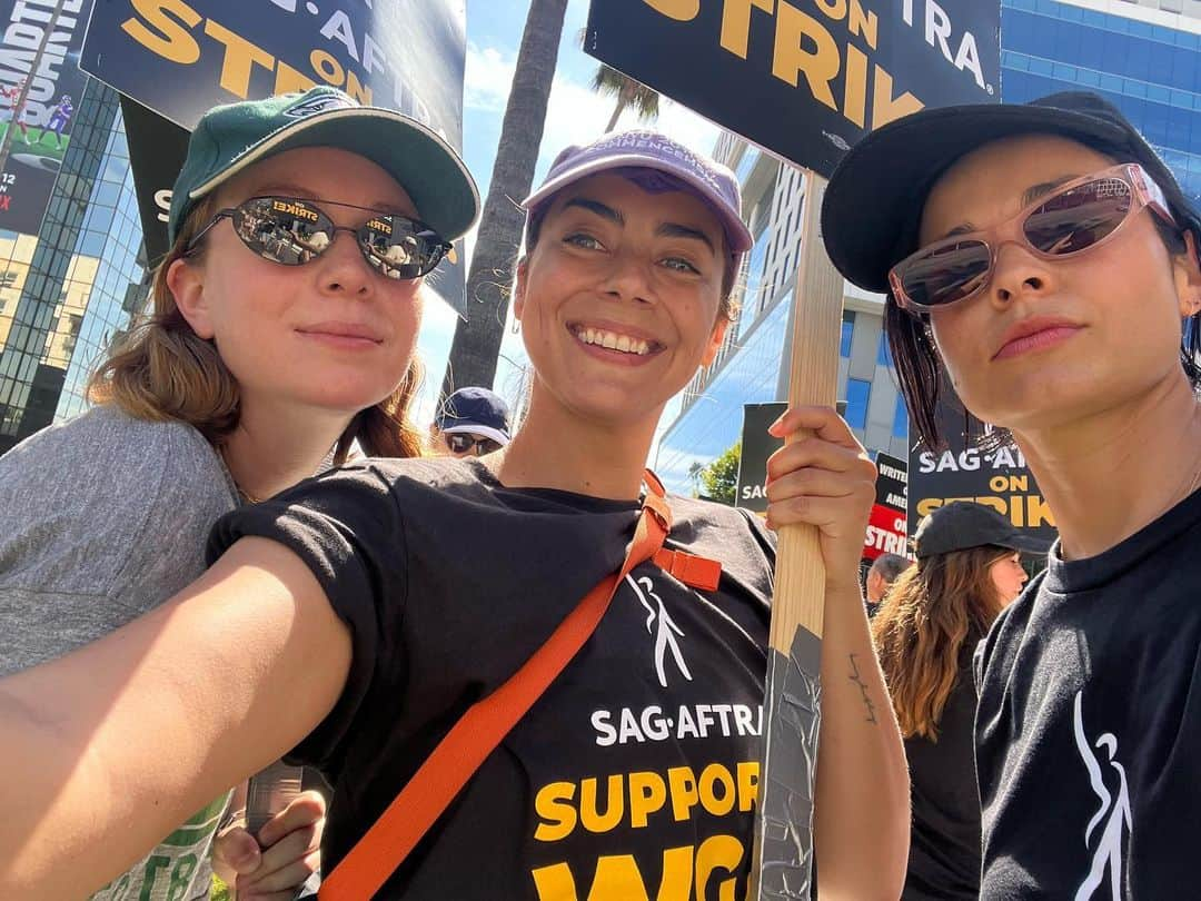 ロレンザ・イゾのインスタグラム：「Mornings are for picketing #sagaftra @sagaftra @wgawest」