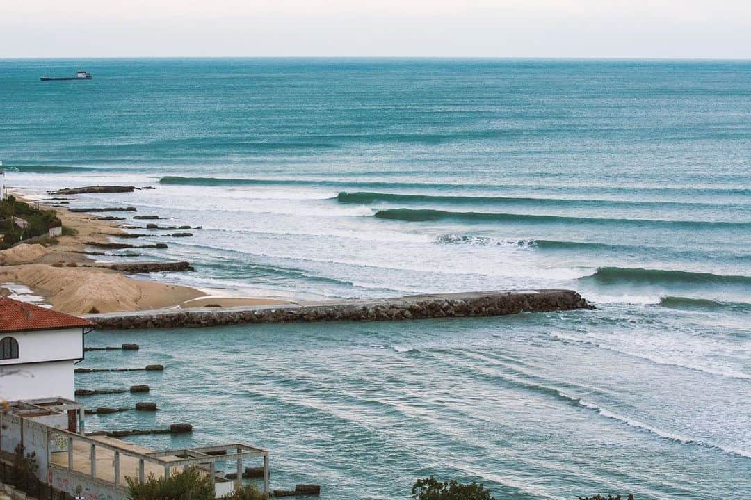 surflineさんのインスタグラム写真 - (surflineInstagram)「Tales from the Black Sea: Bulgaria. There's a deep passion for surfing in the Balkan nation. Click the link in bio to learn about Bulgaria's waves and surf culture. 📸 @b.totha.o , @kolevyoan, @akashasurf ,  @yessurfbg  @polinailievaphotography」7月22日 3時34分 - surfline