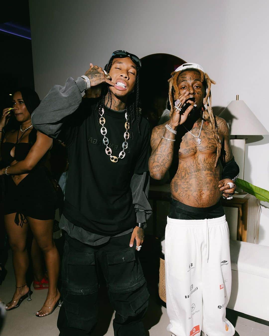 タイガのインスタグラム：「Spent a mill yesterday it was therapy, She kno I ain’t Drake but she wanna take care of me…..Young money grew up but the shi was preparin me , Whole lotta $ n the safe and it’s daring me」