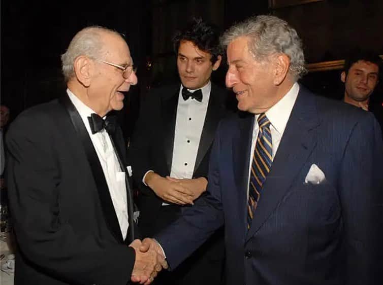 のインスタグラム：「The world lost a true legend today. Tony Bennett was a brilliant artist and a soulful, kind and loving human being. I had the honor and pleasure of performing beside him, but it’s his act of almost unbelievable generosity that will go down as one of my life’s greatest memories: at a joint party celebrating my 30th and my father’s 80th birthday, Mr. Bennett was a surprise performer who serenaded my dad with an a cappella performance of “Fly Me To The Moon” without so much as a microphone. He was operatic. I’d never seen or heard anyone do that, and probably never will again. It set the benchmark in my life for what a person could give of themselves without asking for anything in return. There is much to remember today about this great man, and I wanted to share this story along with the many who are sharing theirs. Rest in peace, sir, and thank you for touching my life like you did.」
