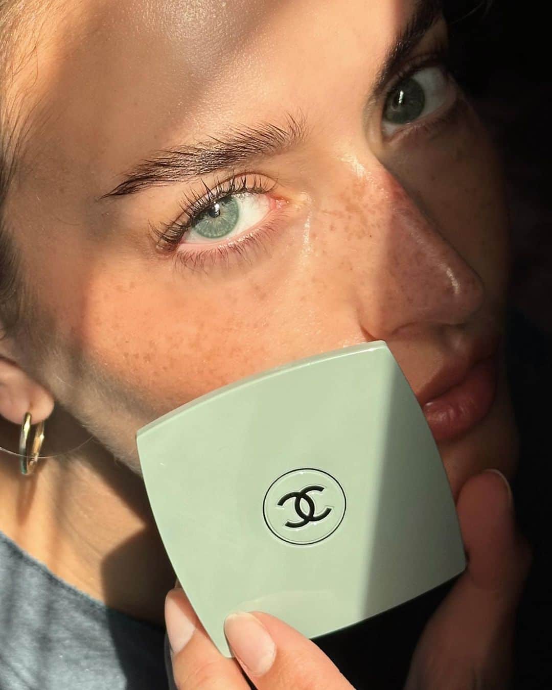 ジェシカ・ジェーン・クレメントのインスタグラム：「Do you dream in color? @welovecoco #giftfromchanel」
