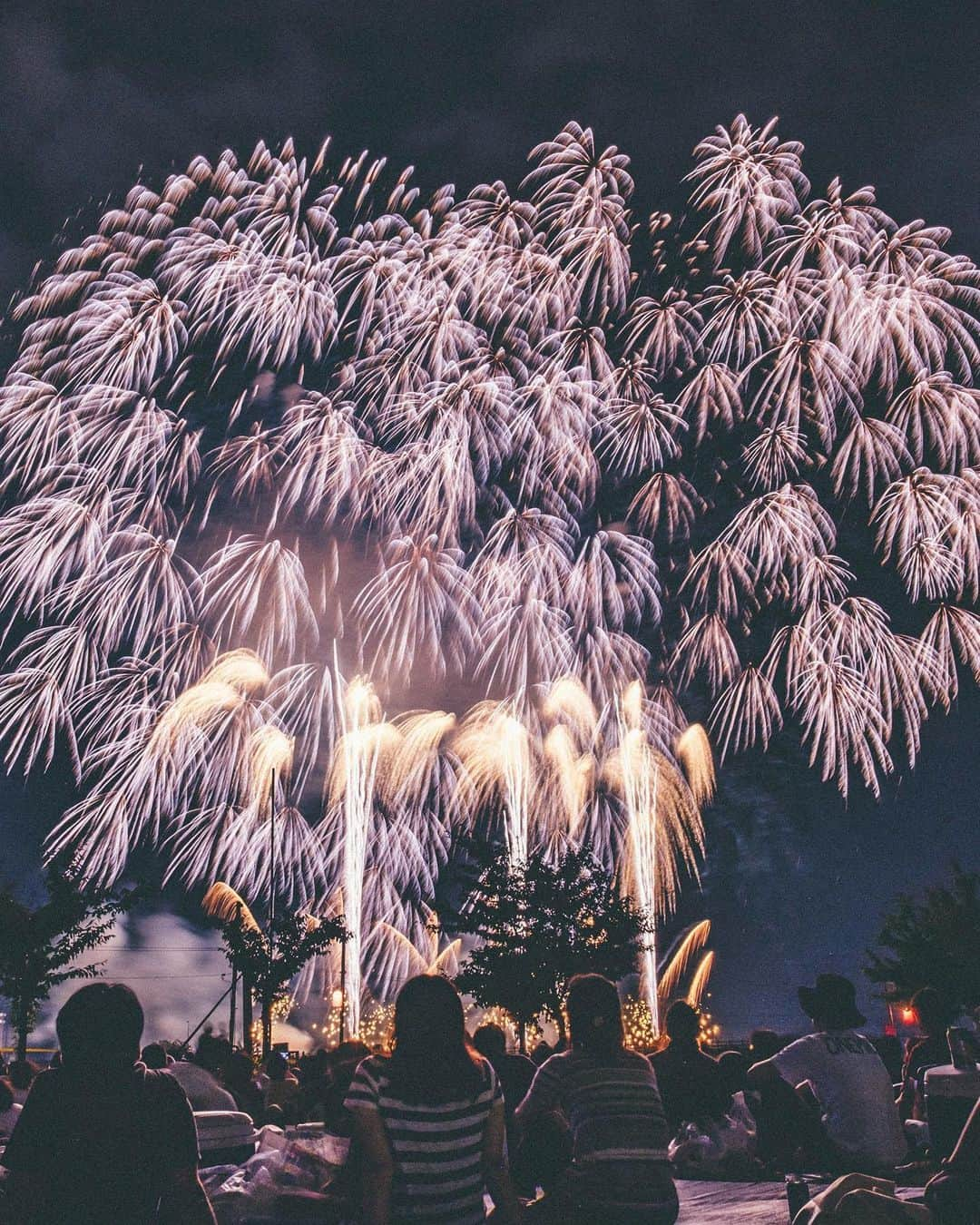 Yuma Takatsukiさんのインスタグラム写真 - (Yuma TakatsukiInstagram)「. . . Hanabi . . . . . . この時の花火写真がやっぱり好き。 それもこのFUJIFILMで撮ったからなんかなと思ったり。 X-Pro2はやっぱりいいカメラだな。 ⁡ それでは今日もお疲れさまでした。 . Niigata／Japan X-Pro2／XF35mmF1.4 R,XF16-55mmF2.8 . ―――――――――――――――――――――――――― 関西を中心にフリーランスで活動しています。 Web広告、個人撮影、家族撮影、PR撮影など、 7月以降の撮影依頼募集中です。 ⁡ ⁡Yuma Takatsukiオリジナルプリセットも販売中です。 ⁡プロフィールのポートフォリオサイトからご覧下さい。  またフォトサークルITTOKOという活動をしています。 ⁡ハイライトに色んなイベントをまとめています。 ――――――――――――――――――――――――――」7月22日 4時12分 - yu_umaa06