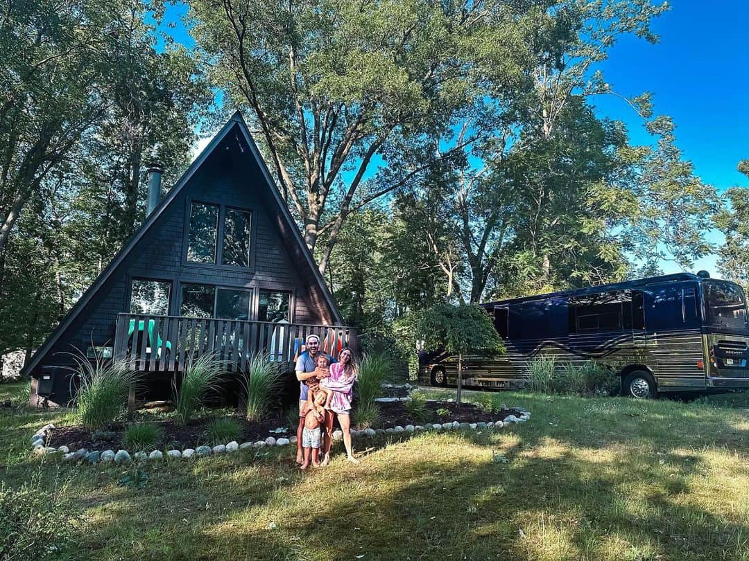 アレクサ・ヴェガのインスタグラム：「One thing our family does on our days off on tour….is try to find really unique rentals to spend the day at! We were so blessed to spend some time at this A Frame rental in Michigan!! We were able to park the bus out front and enjoy some family time :) The amount of times our kids raced around the house. They thought it was so fun! These are the memories our kids will remember forever. #family #tourlife #faith #love」