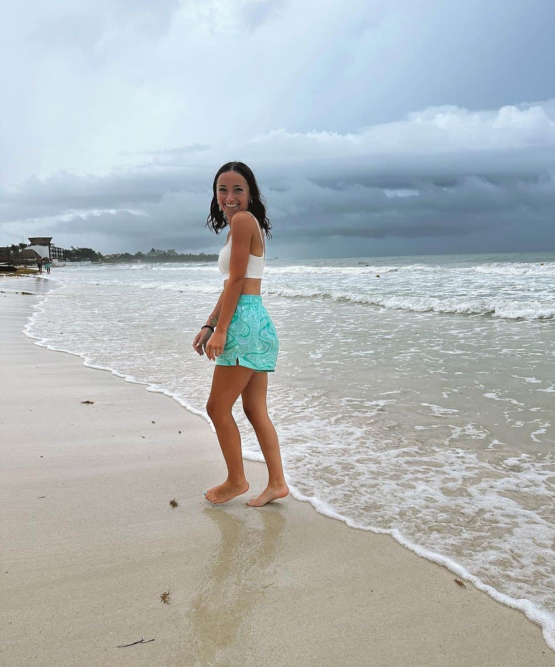 Brooklyn and Baileyのインスタグラム：「Impromptu run in the rain on the beach ✔️」