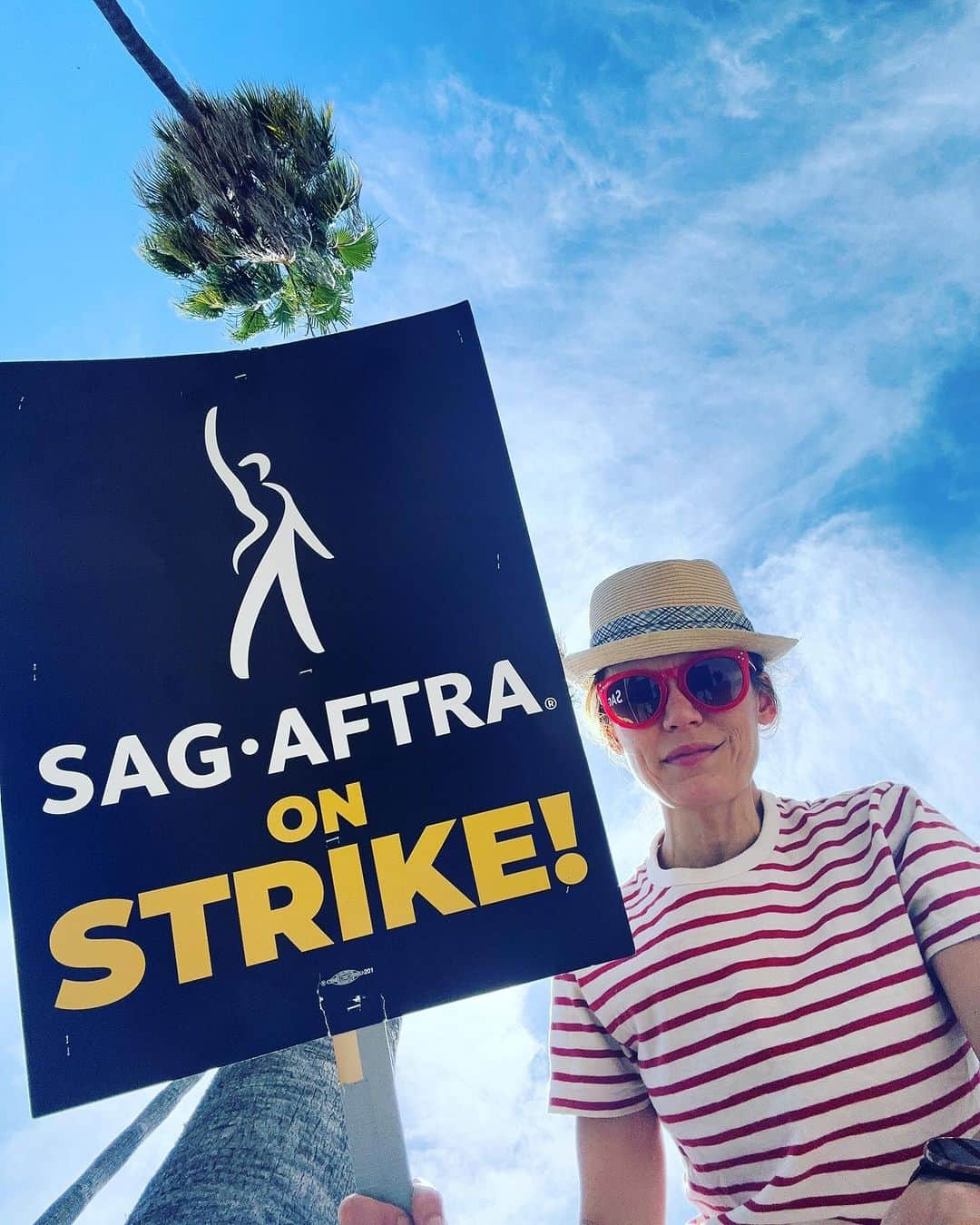 エミリー・スワローのインスタグラム：「Lovely day for a picket, no?  We are joining the #WGA in striking because we want to bring more humanity back to an industry that in built on telling human stories.  We recognize the need for people who watch the bottom line and save money, but we refuse to let that supersede the needs to the scores of hardworking actors in our industry who, due to the erosion of our residuals due to streaming, unreasonable holding periods and shorter and shorter work seasons, can no longer afford health insurance and basic living needs.  For every A-list Hollywood powerhouse you see, there are thousands of “average” working actors putting in the blood and sweat because we love bringing you stories that matter to our society.  The perception is that, if you’re on a recognizable show, you must have it made.  If only that were the case!  We are so grateful to do what we do, but we are increasingly unable to afford it because of contracts that don’t value us fairly in proportion to what the shows are bringing in for the networks.  If you have any questions, please ask in the comments or DM me.  I’ve seen such beautiful support from fans so far, and I want you to know that we can’t wait to get back to making stories for you!  #sagaftrastrong #sagaftrastrike #sagaftra #thisistheway」