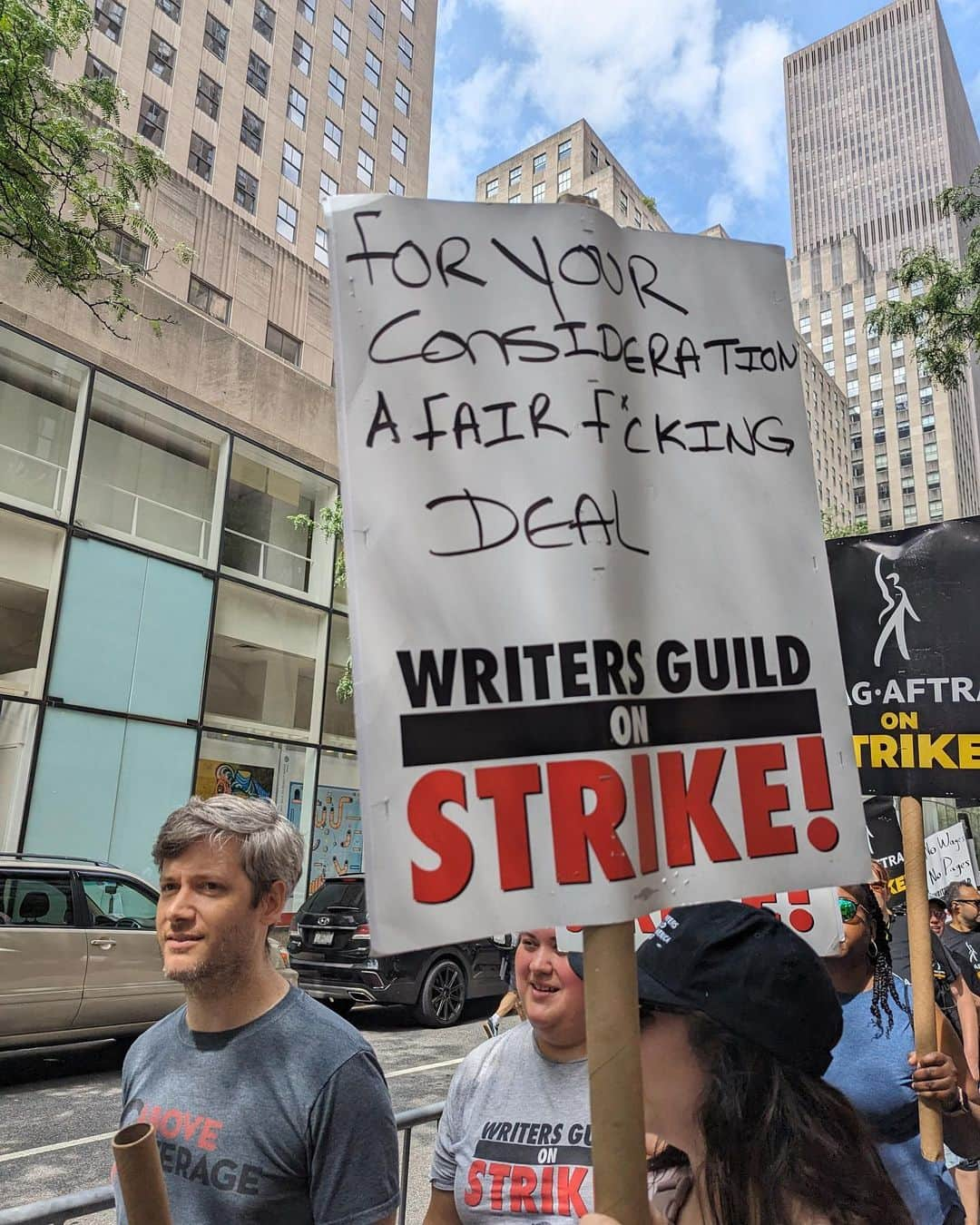 ルピタ・ニョンゴさんのインスタグラム写真 - (ルピタ・ニョンゴInstagram)「We didn’t want to strike, but now is the time to take ACTION. Inspired, fired up and united on the picket line with my fellow actors and writers this week. I know we stand on the right side of history for a more fair, secure and dignified livelihood for the many. #SAGAFTRAStrong #WGAStrong」7月22日 4時32分 - lupitanyongo