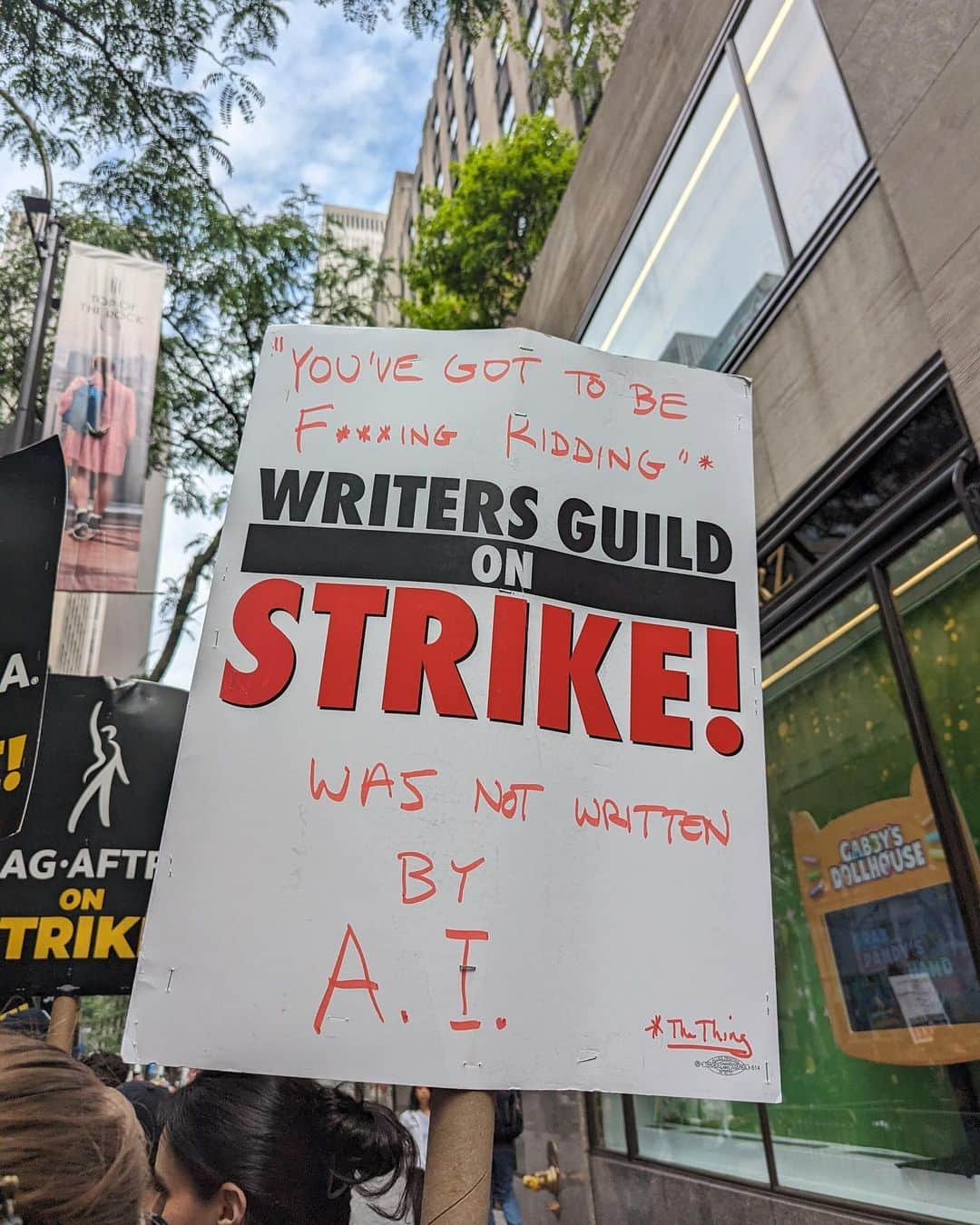 ルピタ・ニョンゴさんのインスタグラム写真 - (ルピタ・ニョンゴInstagram)「We didn’t want to strike, but now is the time to take ACTION. Inspired, fired up and united on the picket line with my fellow actors and writers this week. I know we stand on the right side of history for a more fair, secure and dignified livelihood for the many. #SAGAFTRAStrong #WGAStrong」7月22日 4時32分 - lupitanyongo