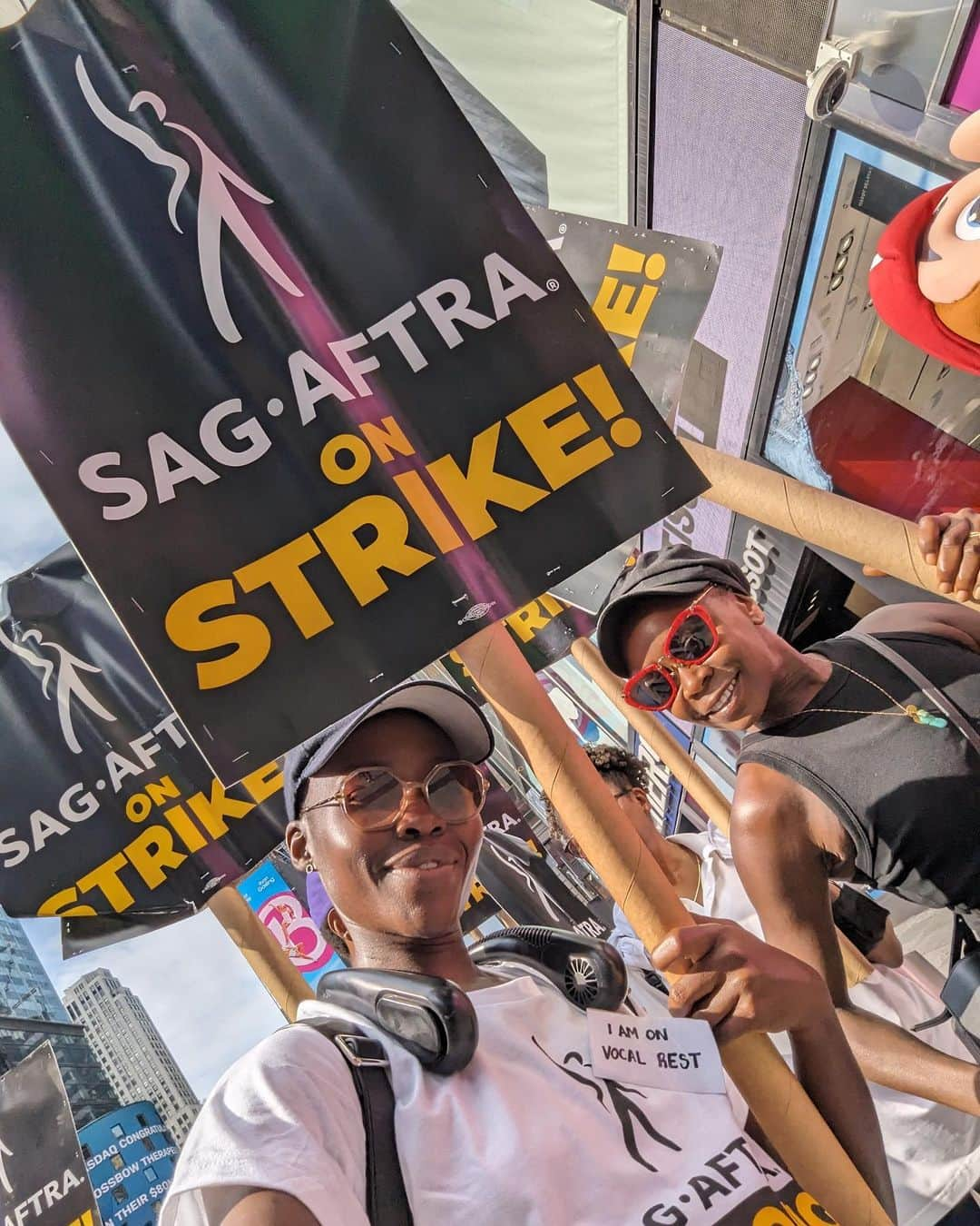 ルピタ・ニョンゴさんのインスタグラム写真 - (ルピタ・ニョンゴInstagram)「We didn’t want to strike, but now is the time to take ACTION. Inspired, fired up and united on the picket line with my fellow actors and writers this week. I know we stand on the right side of history for a more fair, secure and dignified livelihood for the many. #SAGAFTRAStrong #WGAStrong」7月22日 4時32分 - lupitanyongo