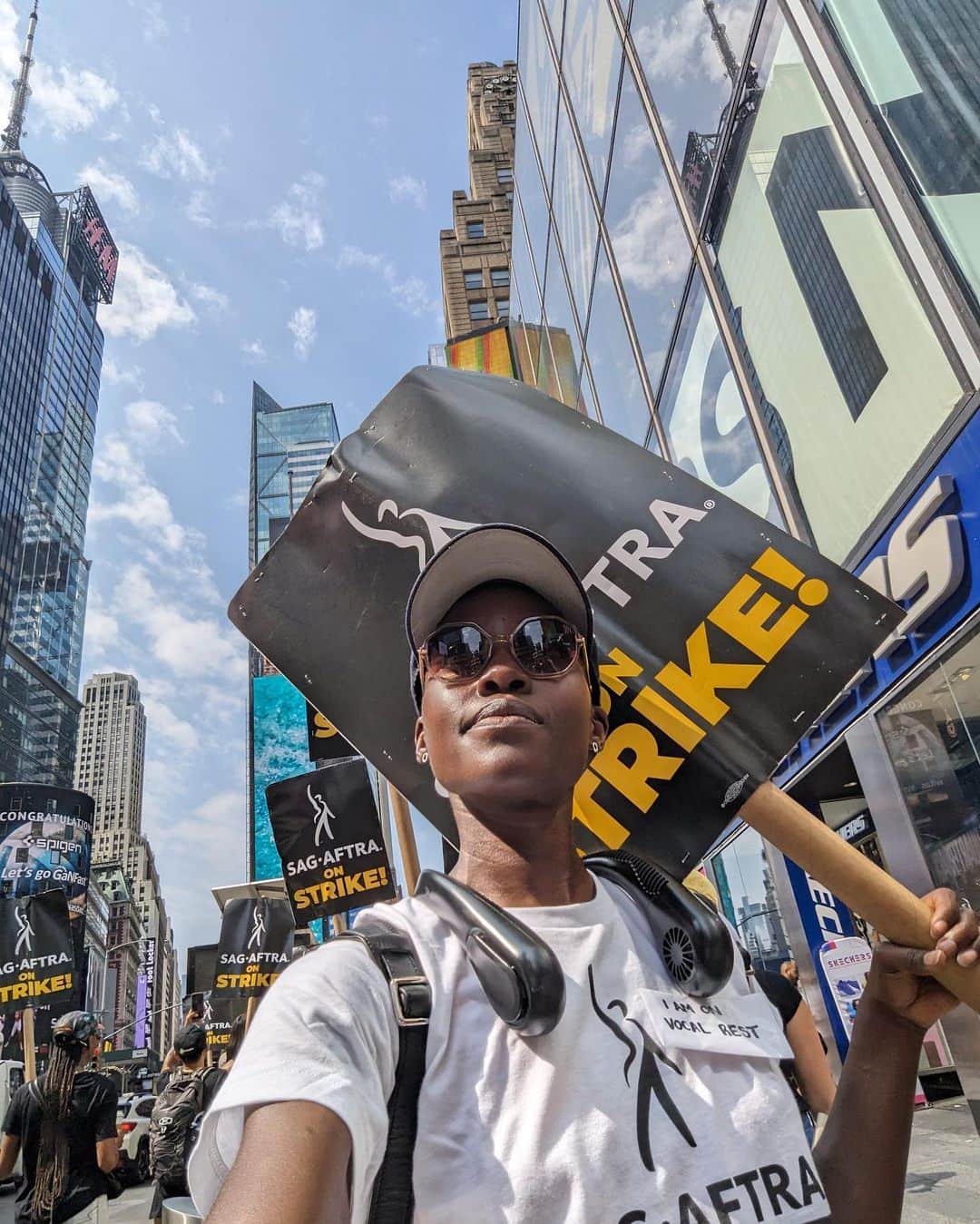 ルピタ・ニョンゴのインスタグラム：「We didn’t want to strike, but now is the time to take ACTION. Inspired, fired up and united on the picket line with my fellow actors and writers this week. I know we stand on the right side of history for a more fair, secure and dignified livelihood for the many. #SAGAFTRAStrong #WGAStrong」